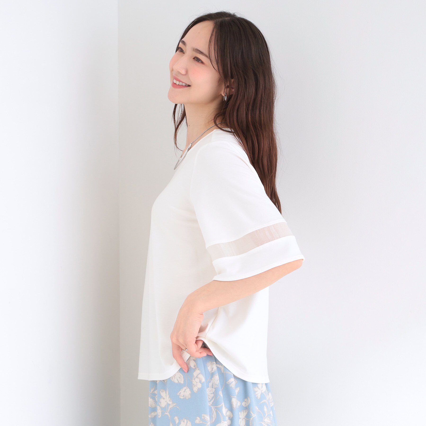 SHOO･LA･RUE「【洗濯機後しわになりにくい/S-LL】お袖のシアーで抜け感プラス 二の腕隠せるフレアスリーブトップス」|Tシャツ・カットソー|