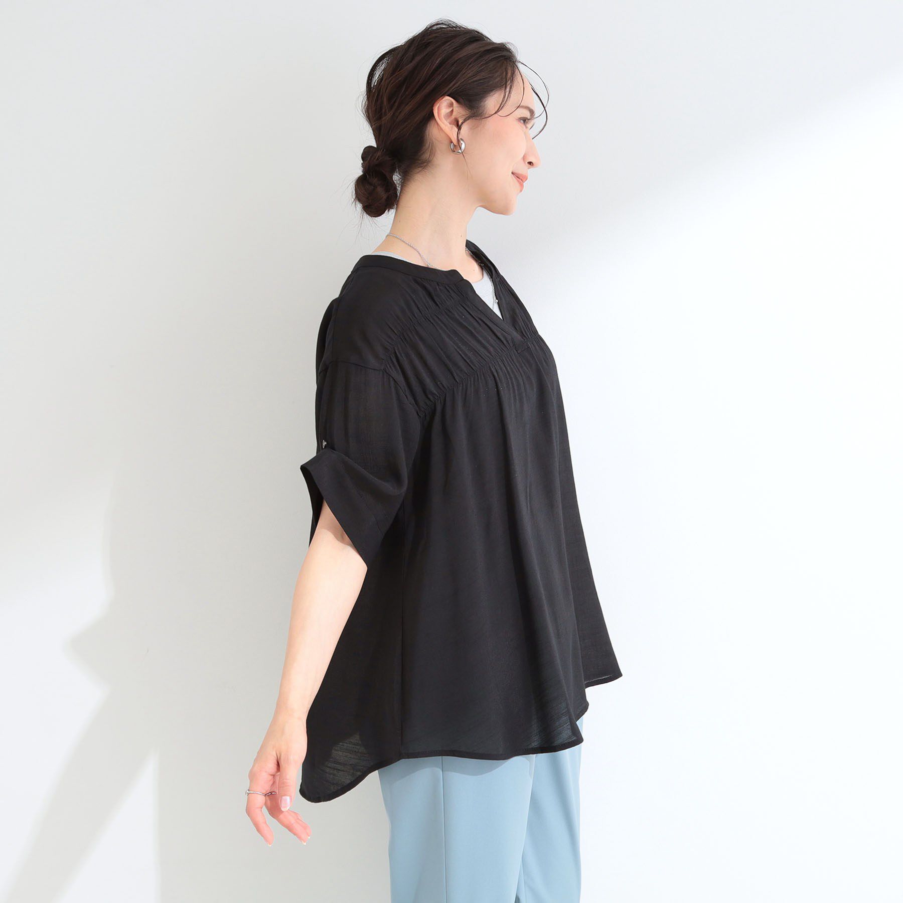 SHOO･LA･RUE「【UV/洗濯機可】お袖の長さが調整出来る シャーリングスキッパーブラウス」|シャツ・ブラウス|