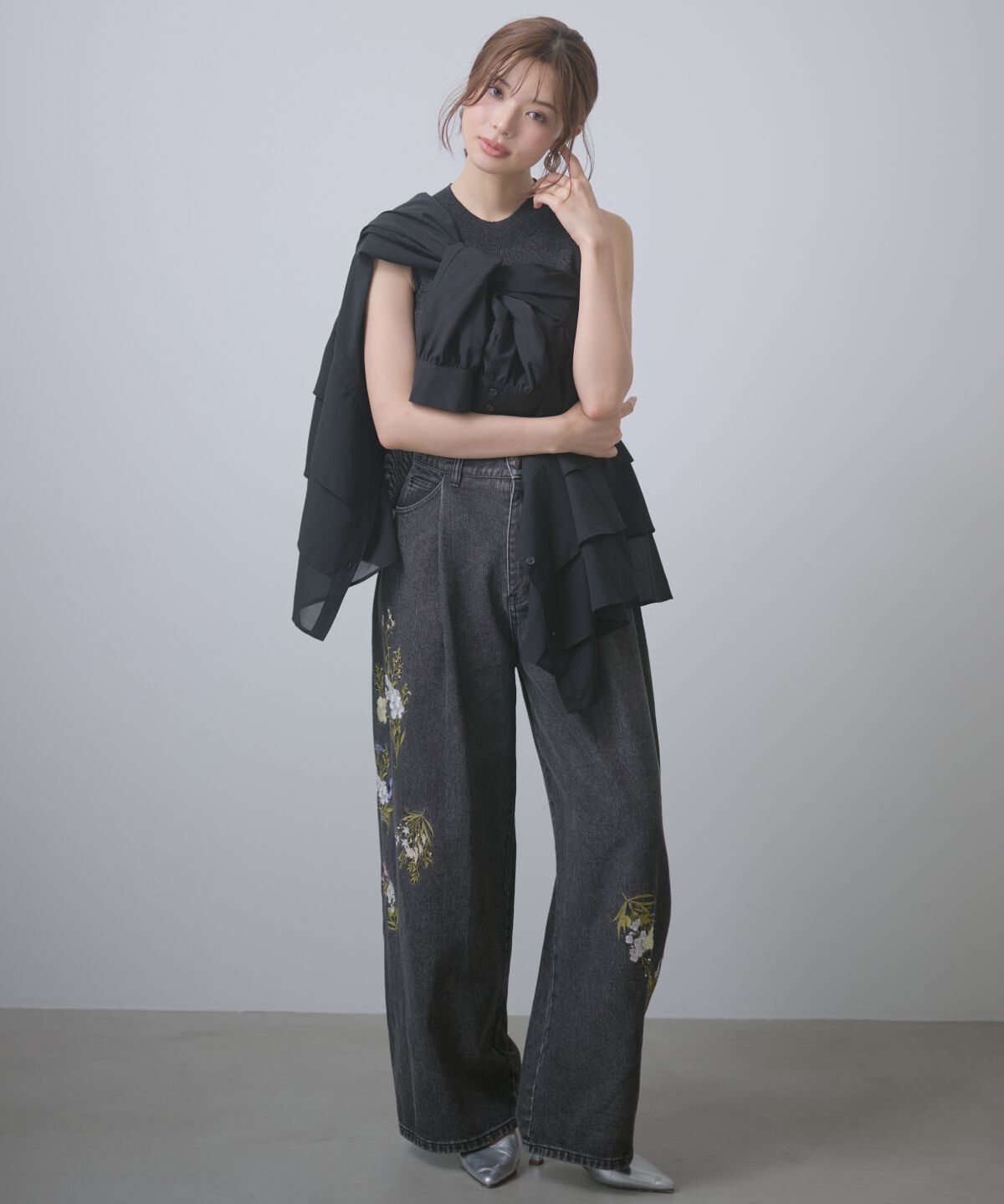 アンドクチュール「ビジュー付き刺繍デニムパンツ」|デニム|