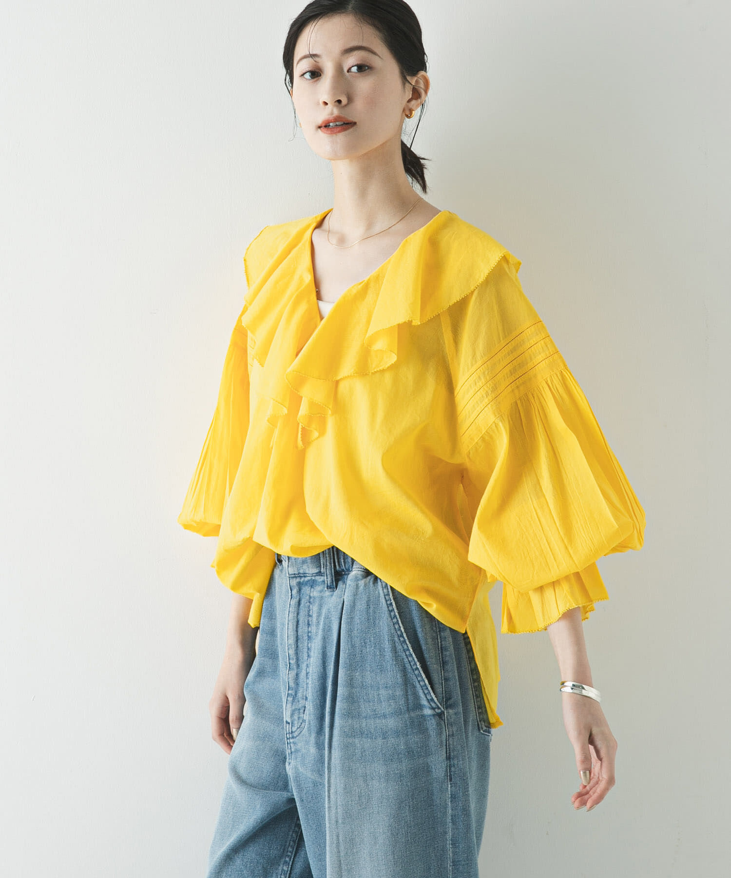 URBAN RESEARCH「『一部WEB限定カラー』コットンボイルラッフルブラウス」|シャツ・ブラウス|