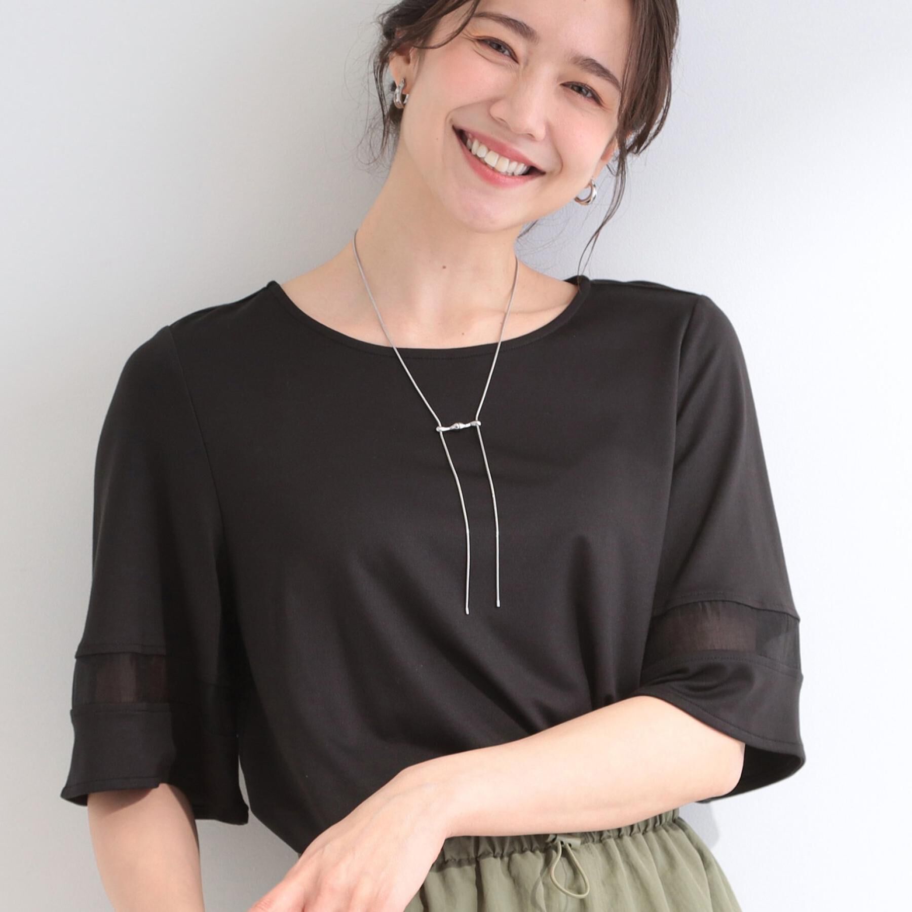 SHOO･LA･RUE「【洗濯機後しわになりにくい/S-LL】お袖のシアーで抜け感プラス 二の腕隠せるフレアスリーブトップス」|Tシャツ・カットソー|ブラック(019)