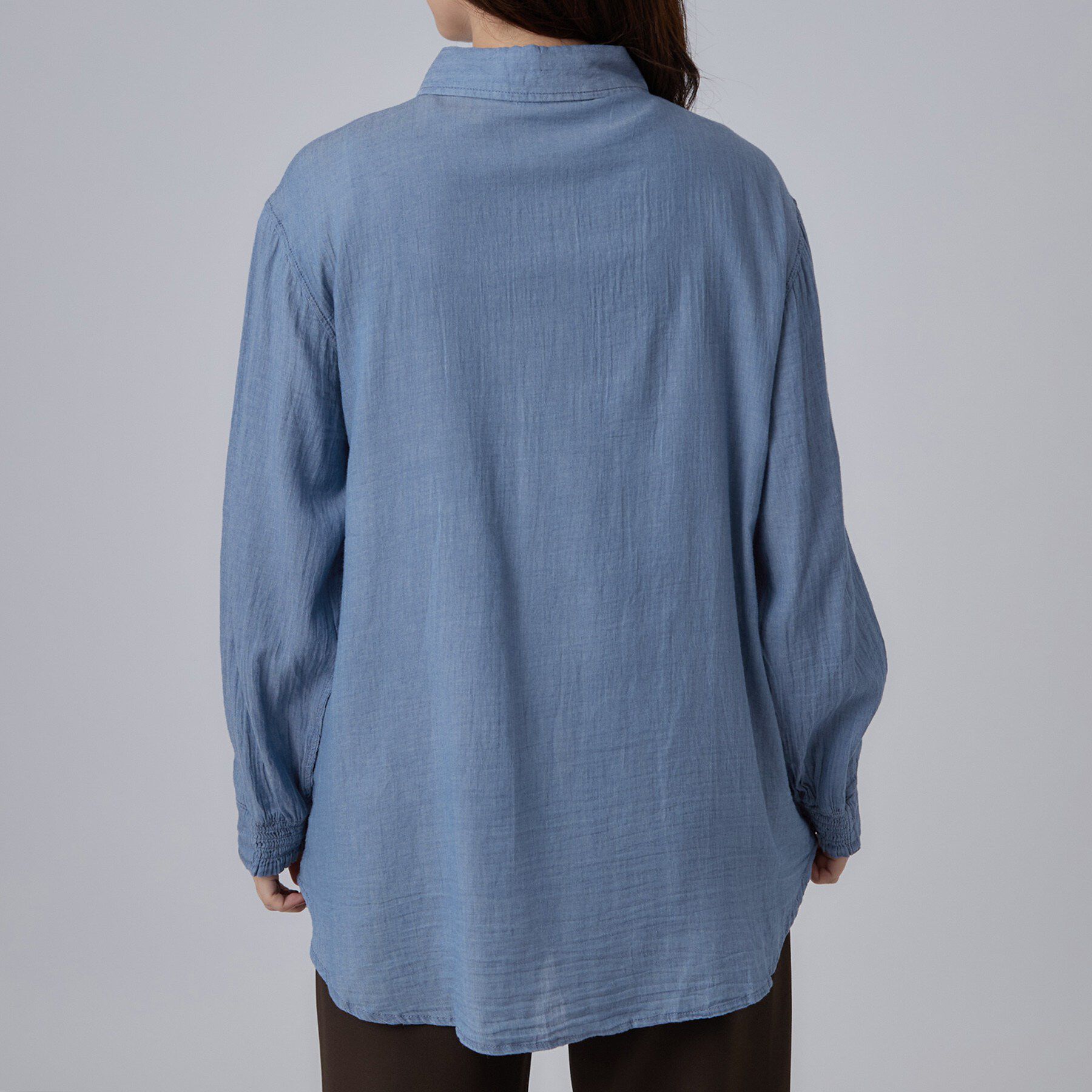 SHOO･LA･RUE「【綿100%/UV/S-LL/体型カバー】ヒップが隠せる やわらかデニムシャツ」|シャツ・ブラウス|