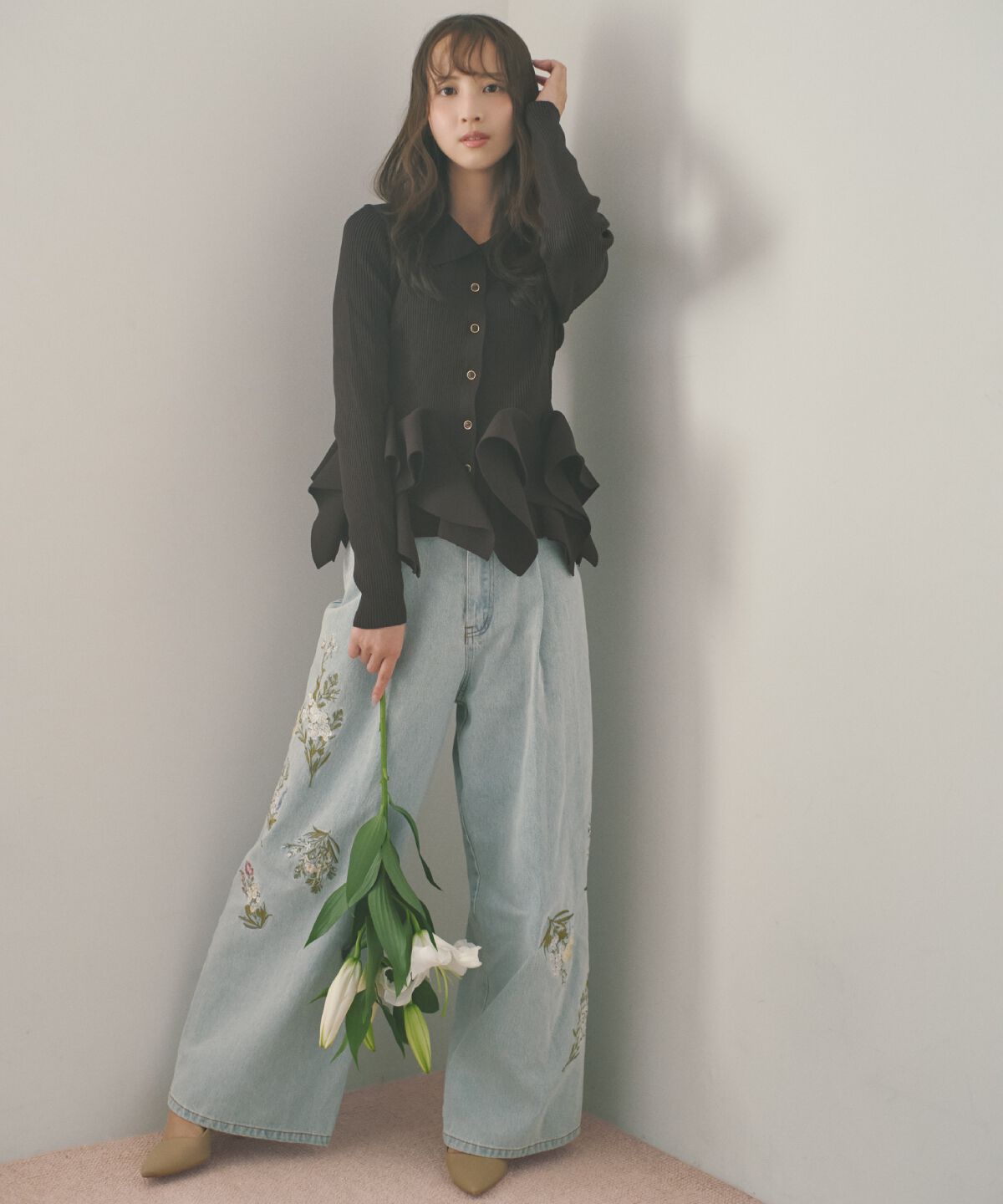 アンドクチュール「ビジュー付き刺繍デニムパンツ」|デニム|