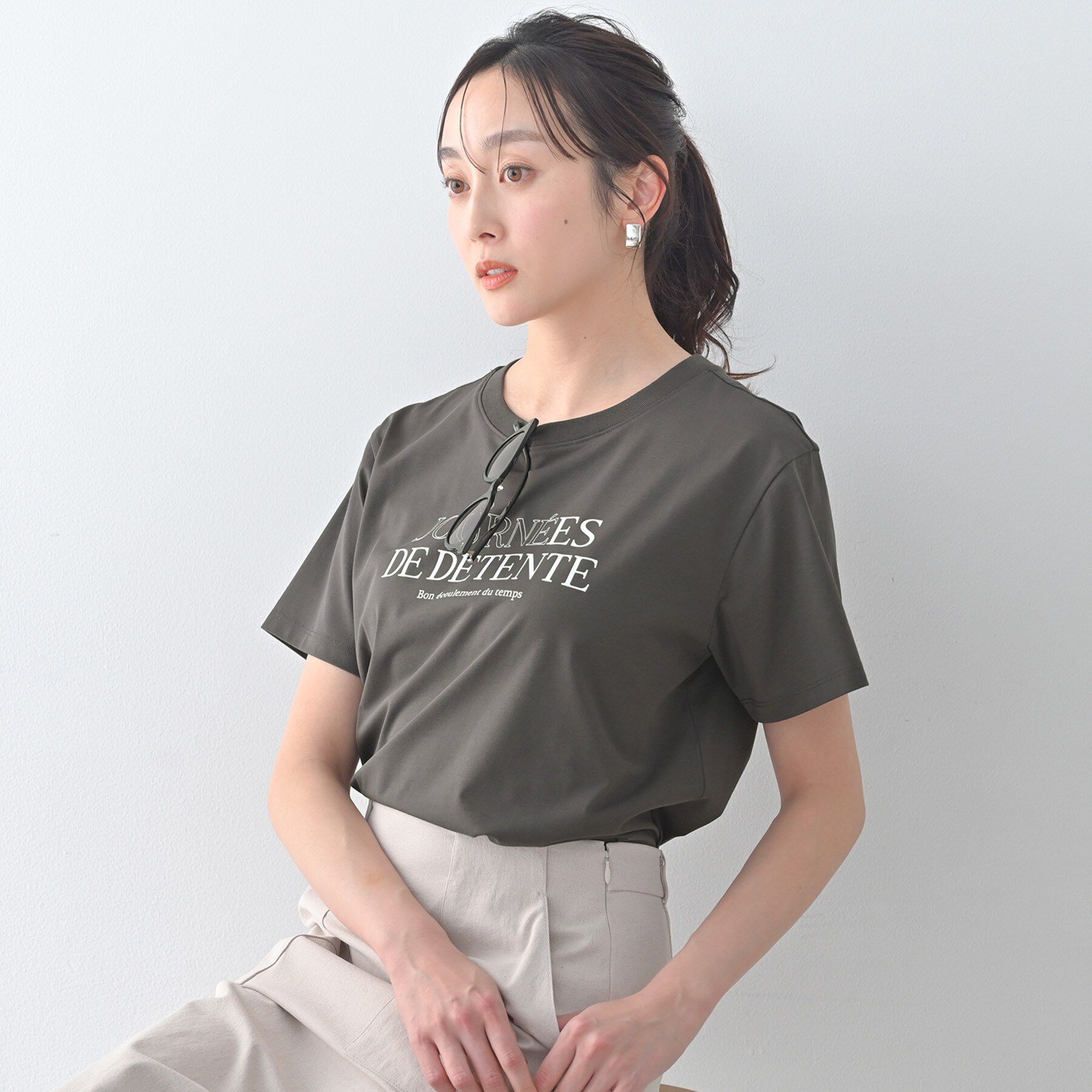 UNTITLED「【ロゴ/プリント】グラフィックTシャツ」|Tシャツ・カットソー|チャコールグレー(1
