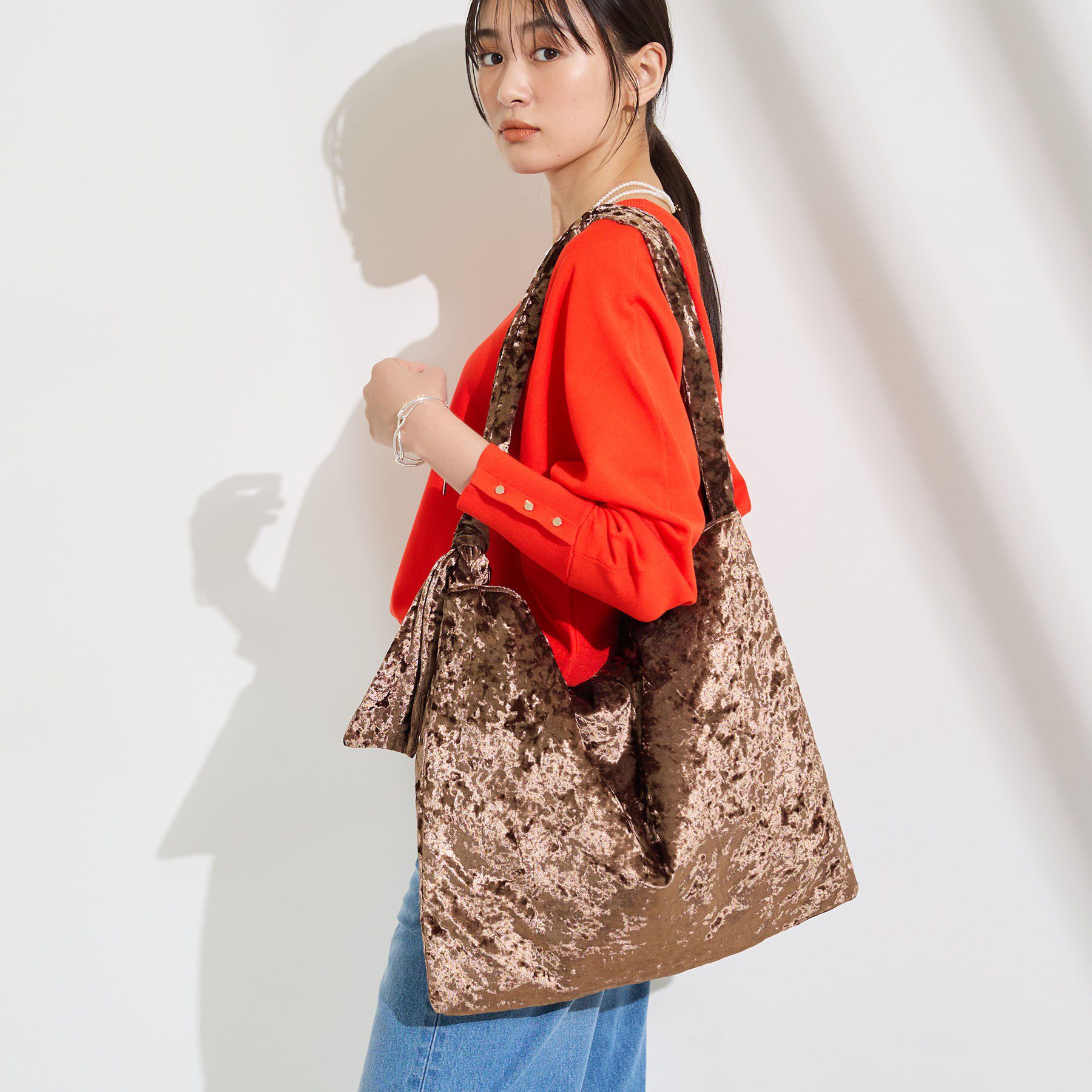 INDIVI「【A4サイズ対応／長さ調整可能】クラッシュベロア ショルダーバッグ」|トートバッグ|ブラウン(043)