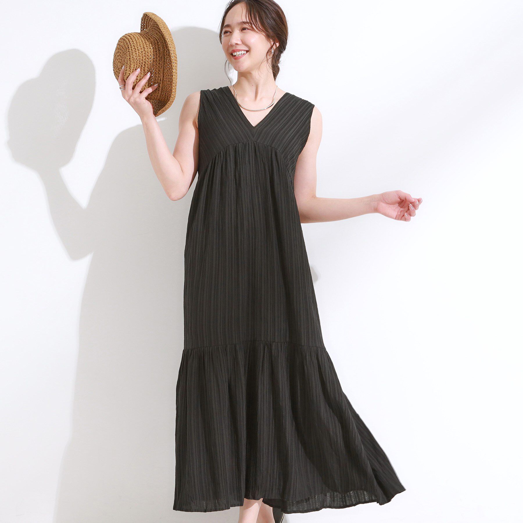 SHOO･LA･RUE「【S-LL】後ろ姿も抜かりなく 1枚でサマ見え ティアードワンピース」|ワンピース|ブラック(019)