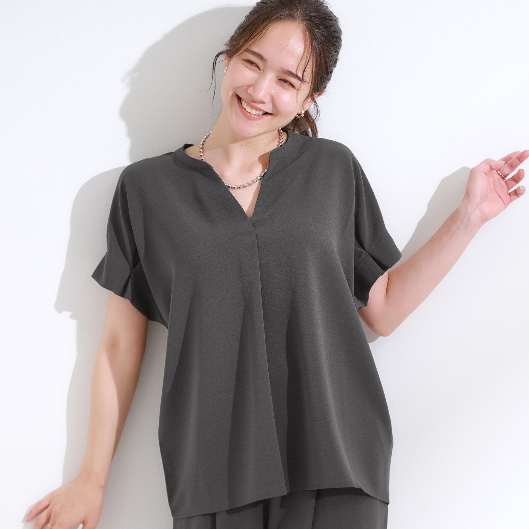 SHOO･LA･RUE「【S-LL/セットアップ可/ひんやり】きちんと見えで上品 お袖タック スキッパーブラウス」|シャツ・ブラウス|チャコールグレー(0