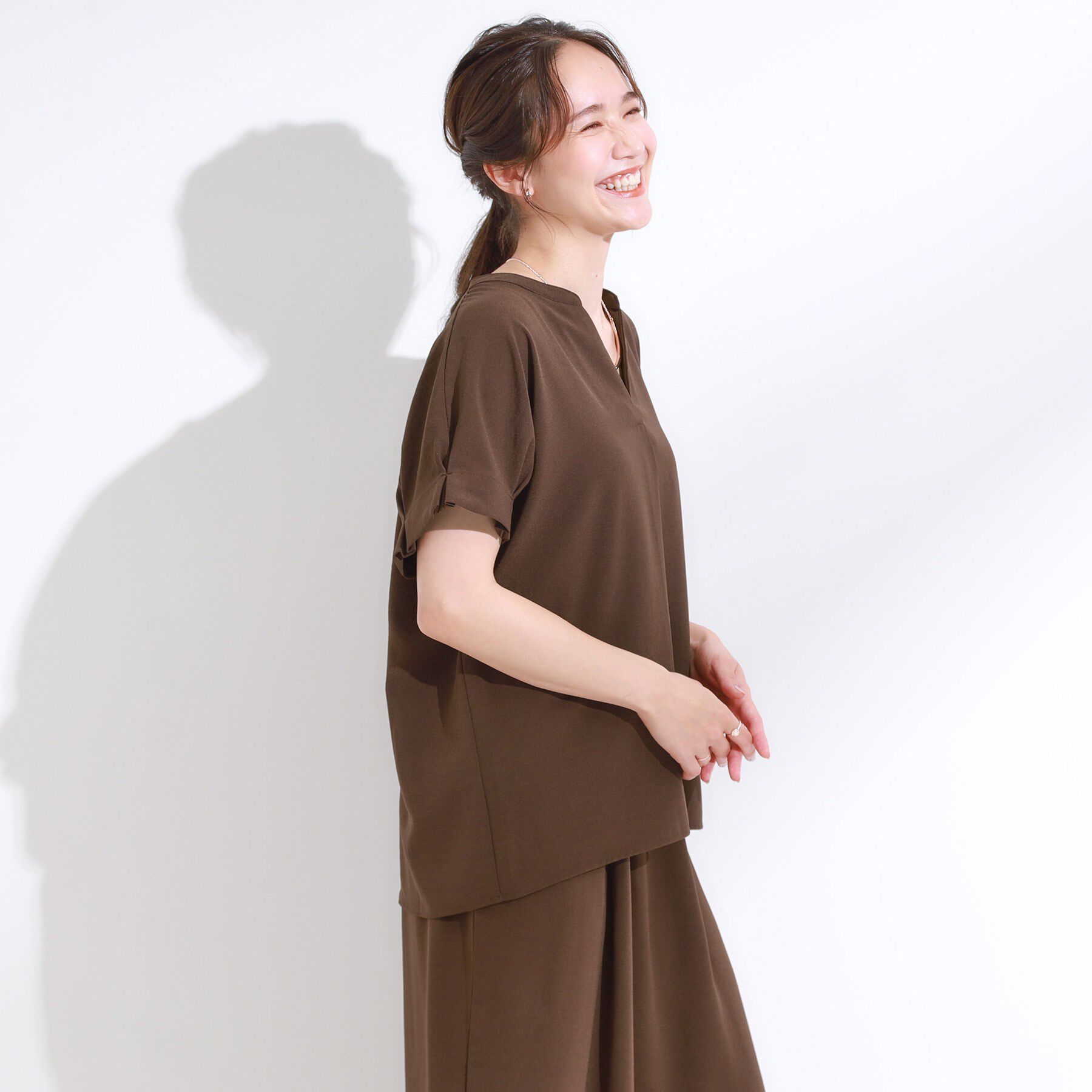 SHOO･LA･RUE「【S-LL/セットアップ可/ひんやり】きちんと見えで上品 お袖タック スキッパーブラウス」|シャツ・ブラウス|