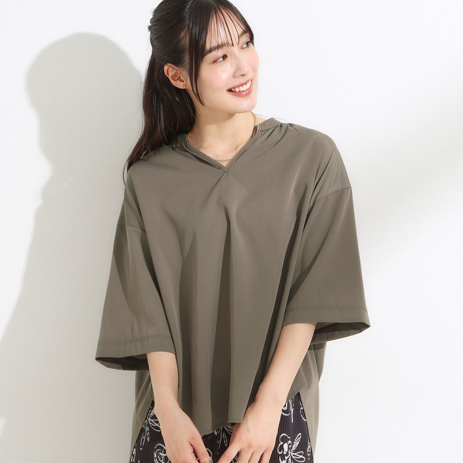 SHOO･LA･RUE「【S-LL/洗濯後しわになりにくい】バックギャザーがアクセント スッキパーブラウス」|シャツ・ブラウス|カーキ(027)