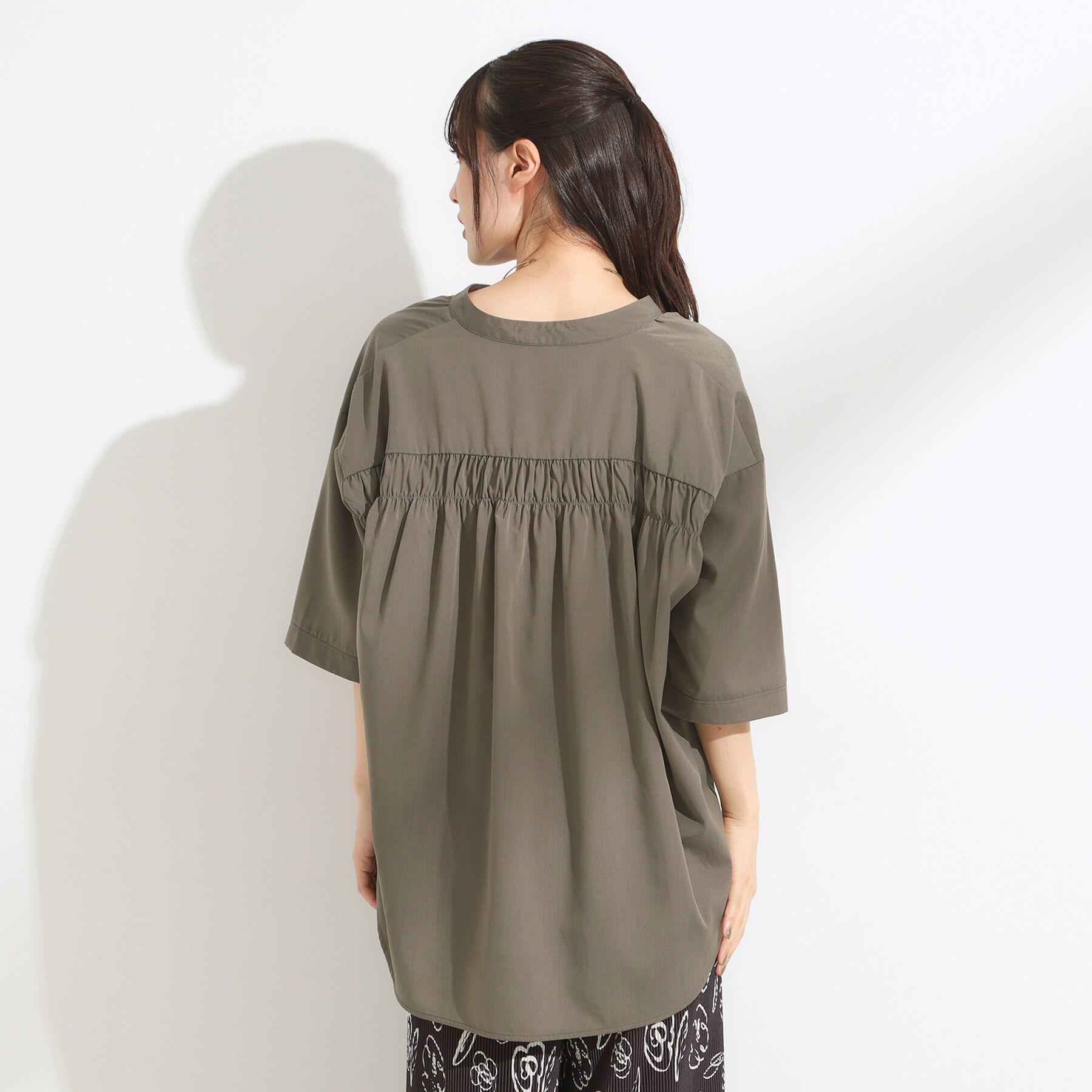 SHOO･LA･RUE「【S-LL/洗濯後しわになりにくい】バックギャザーがアクセント スッキパーブラウス」|シャツ・ブラウス|