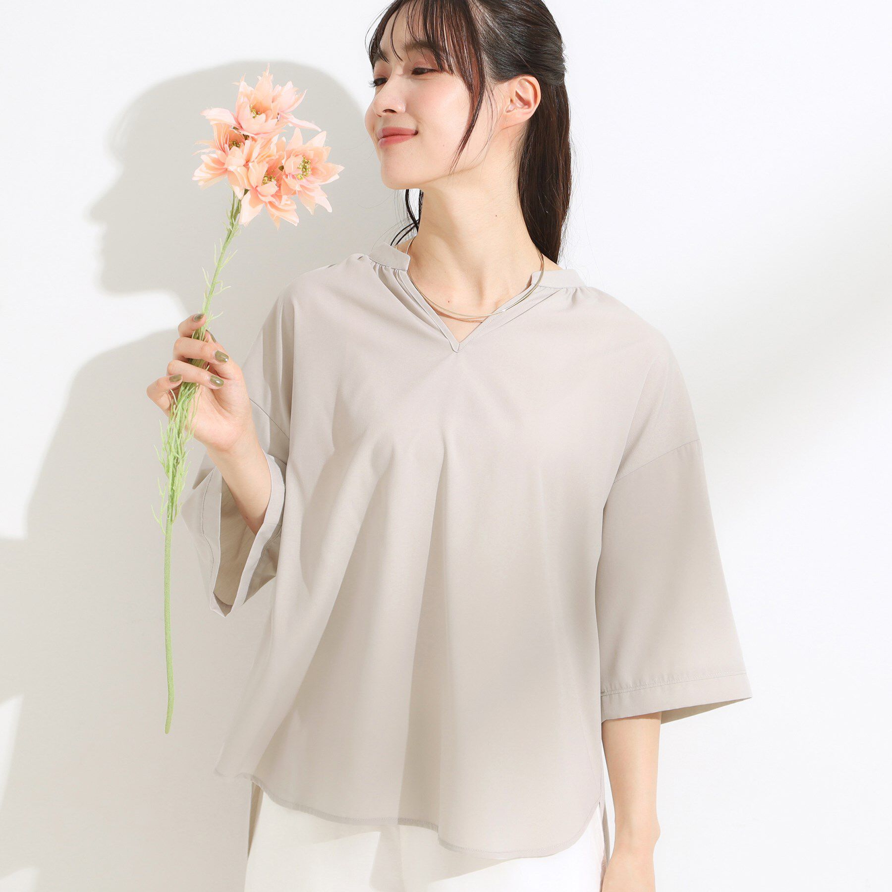 SHOO･LA･RUE「【S-LL/洗濯後しわになりにくい】バックギャザーがアクセント スッキパーブラウス」|シャツ・ブラウス|グレージュ(050)