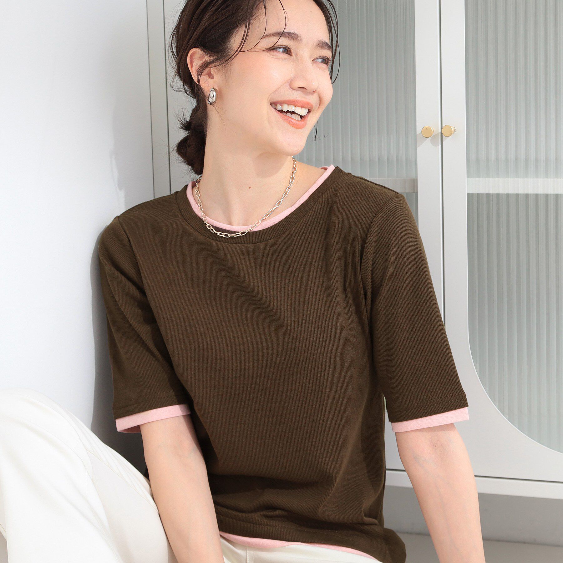 SHOO･LA･RUE「【S-LL/洗濯機可】二の腕隠れる 配色レイヤード風 5分袖Tシャツ」|Tシャツ・カットソー|ブラウン(544)