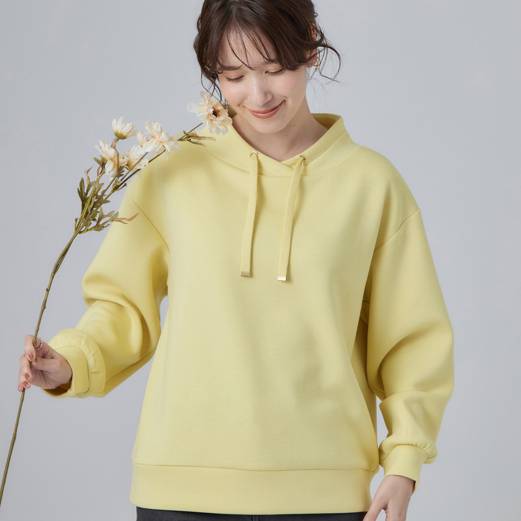 SHOO･LA･RUE「【S-LL/体型カバー】もちさらなめらかタッチ 抜き襟風トップス」|Tシャツ・カットソー|ライトイエロー(03