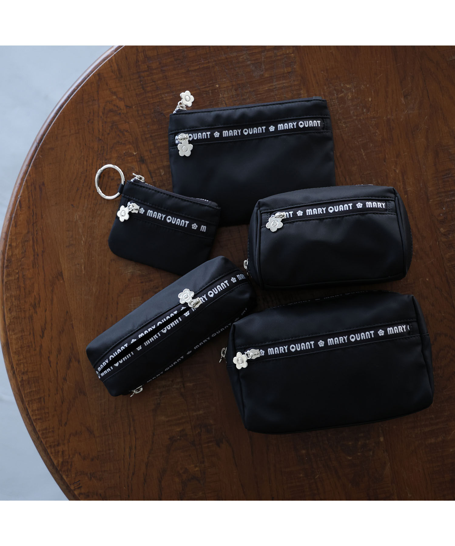 MARY QUANT「ロゴファスナーナイロン オーバルポーチ」|ポーチ|