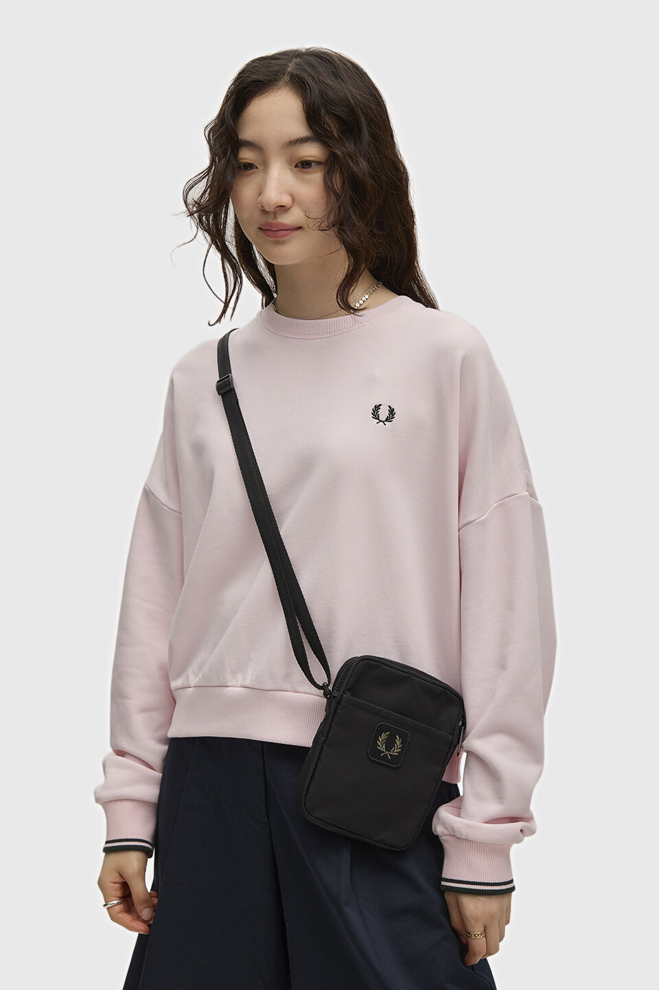 FRED PERRY 「FRED PERRY／CRINKLE NLYON SMALL SIDE／クリンクル ナイロン スモールサイド ショルダーバッグ」|ショルダー・メッセンジャー|