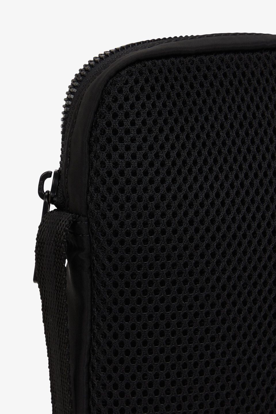 FRED PERRY 「FRED PERRY／CRINKLE NLYON SMALL SIDE／クリンクル ナイロン スモールサイド ショルダーバッグ」|ショルダー・メッセンジャー|