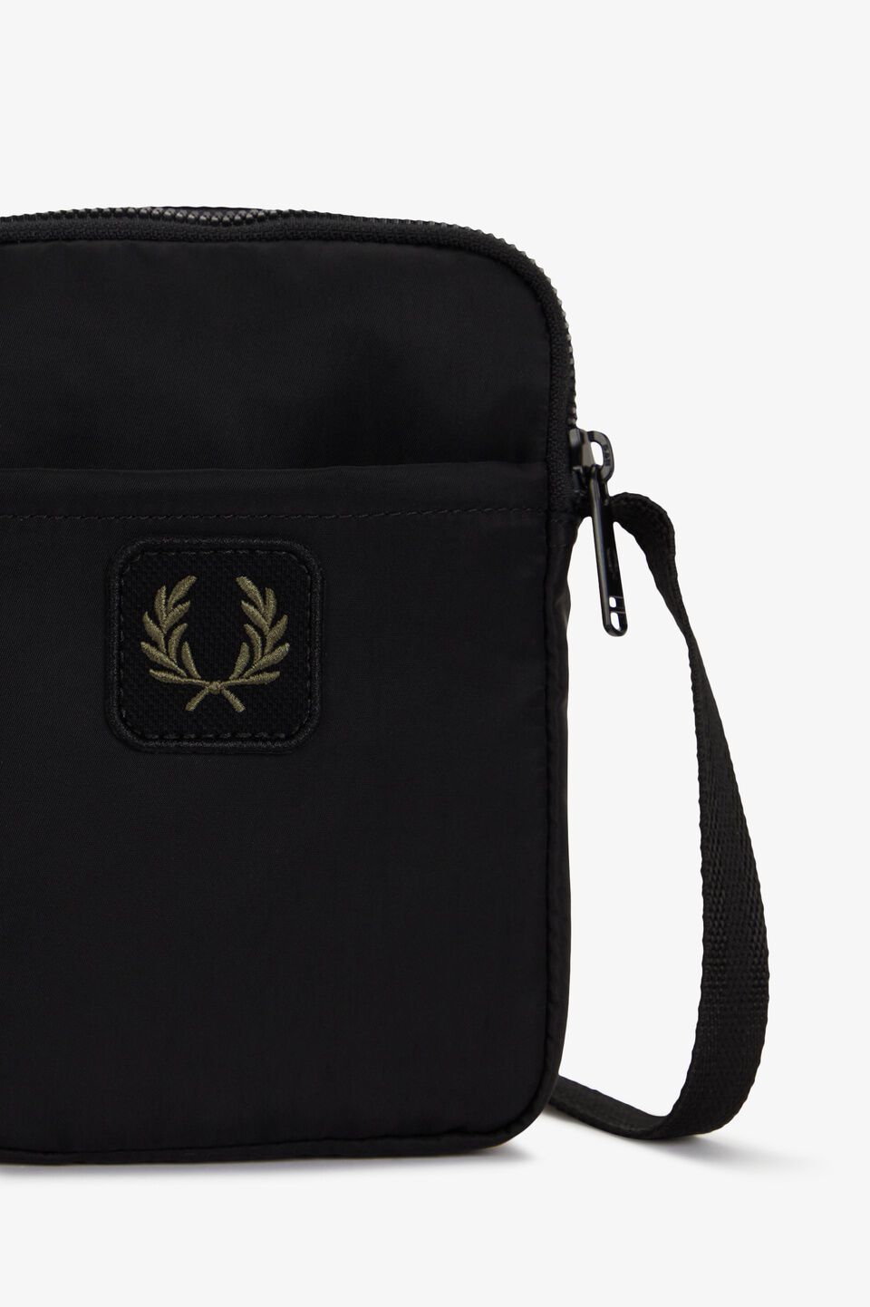 FRED PERRY 「FRED PERRY／CRINKLE NLYON SMALL SIDE／クリンクル ナイロン スモールサイド ショルダーバッグ」|ショルダー・メッセンジャー|