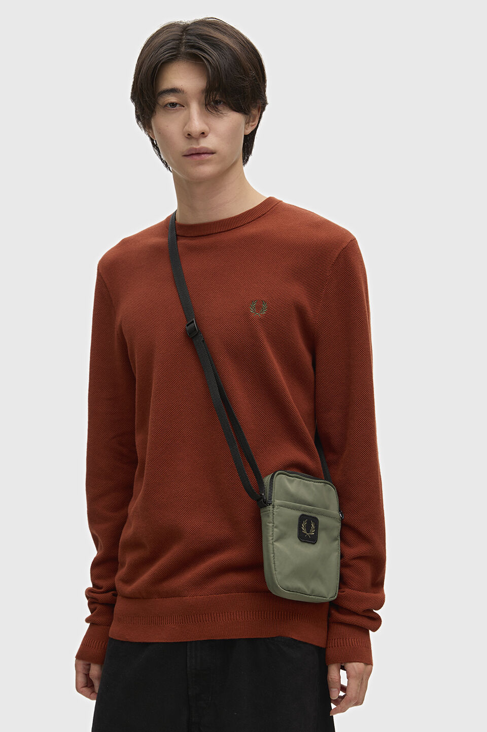 FRED PERRY 「FRED PERRY／CRINKLE NLYON SMALL SIDE／クリンクル ナイロン スモールサイド ショルダーバッグ」|ショルダー・メッセンジャー|