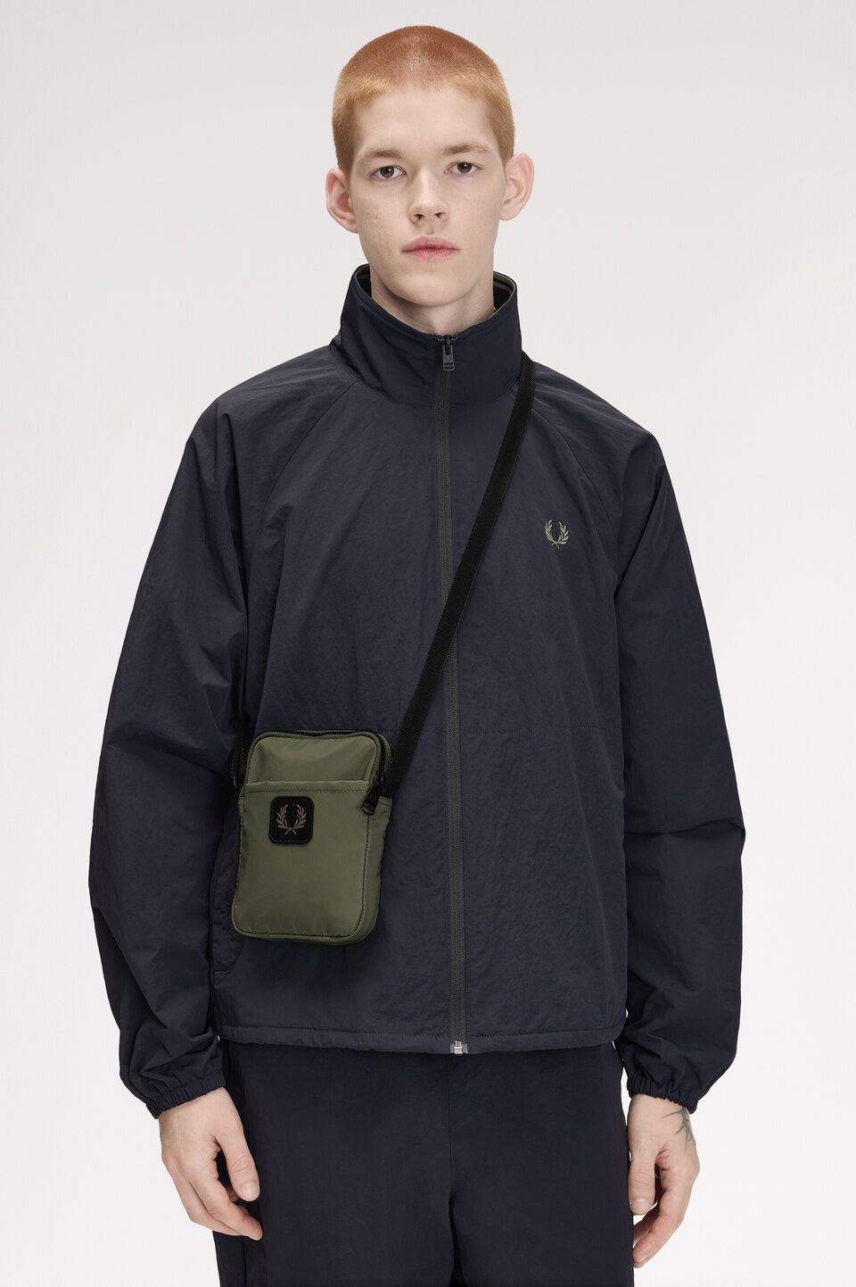 FRED PERRY 「FRED PERRY／CRINKLE NLYON SMALL SIDE／クリンクル ナイロン スモールサイド ショルダーバッグ」|ショルダー・メッセンジャー|
