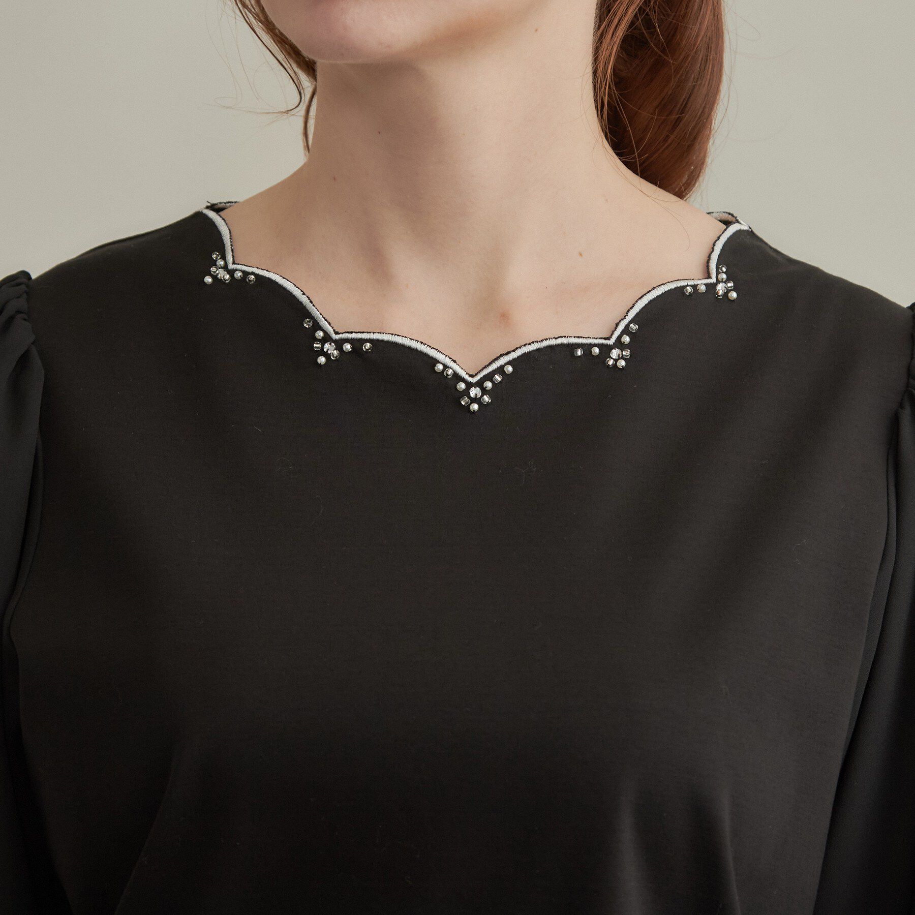 Couture broach「【顔まわり華やぐ・UVカット】スカラ刺繍トップス」|Tシャツ・カットソー|