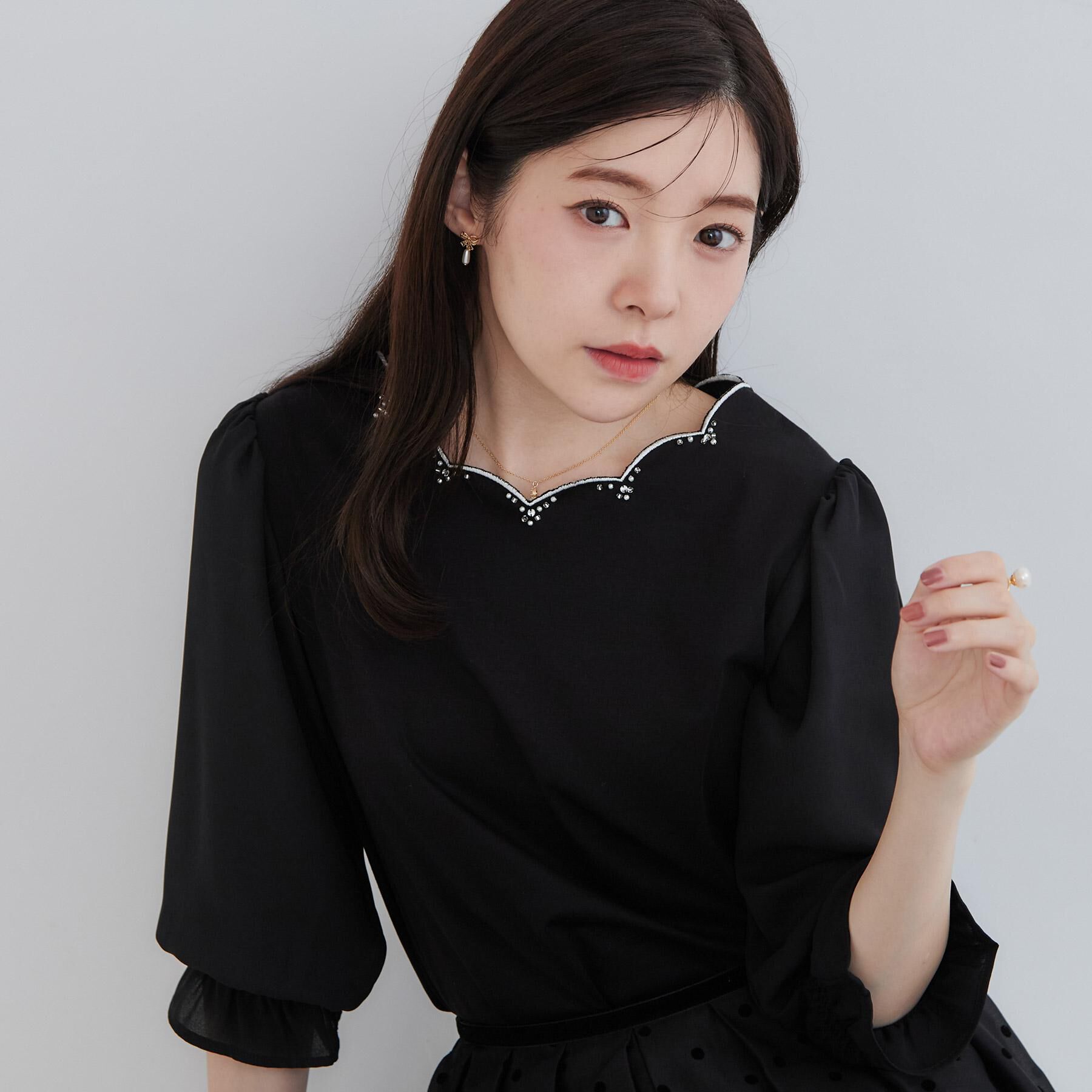 Couture broach「【顔まわり華やぐ・UVカット】スカラ刺繍トップス」|Tシャツ・カットソー|ブラック(019)