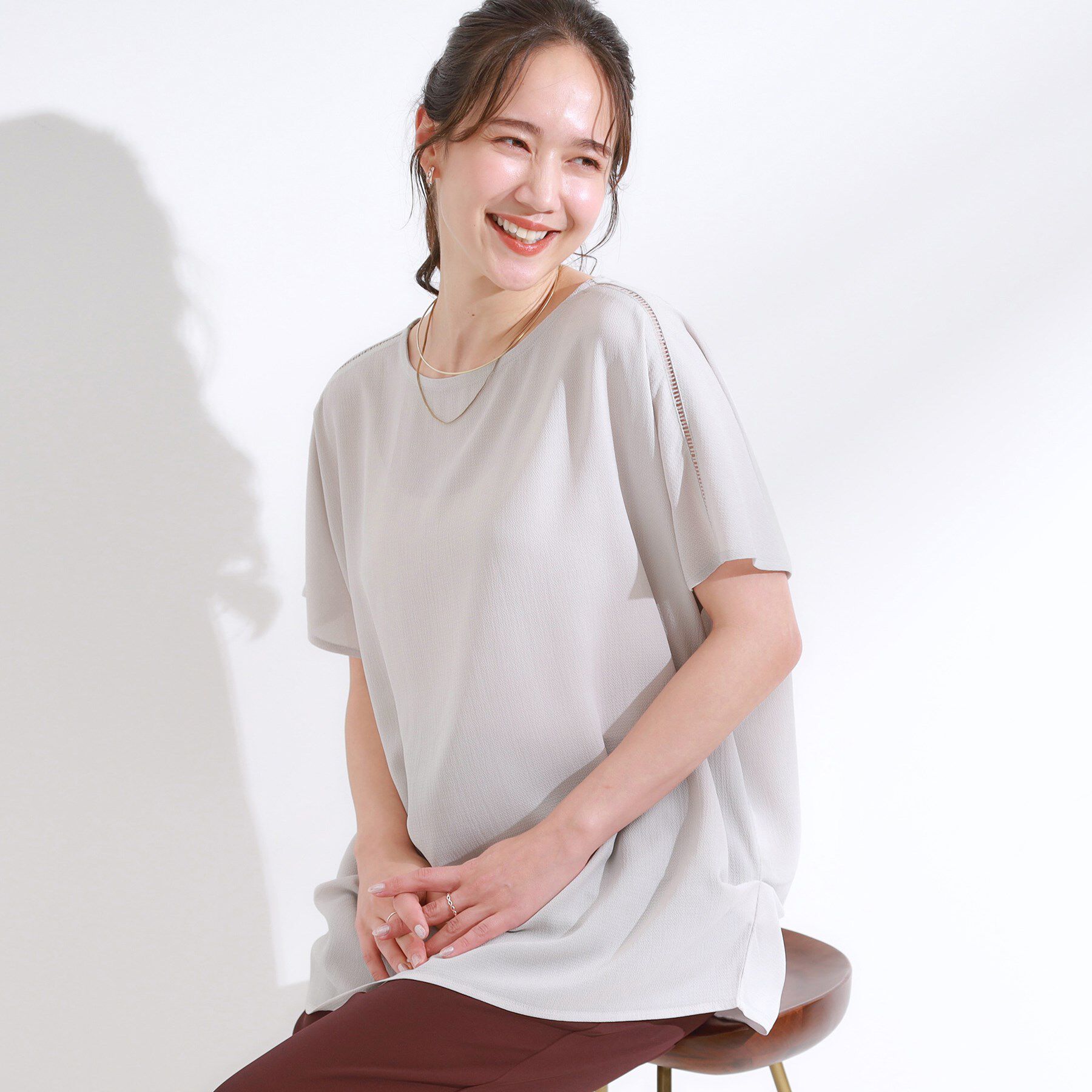 SHOO･LA･RUE「【S-LL/ひんやり/洗濯後しわになりにくい】インせず決まる はしごレースドルマンブラウス」|シャツ・ブラウス|グレージュ(050)