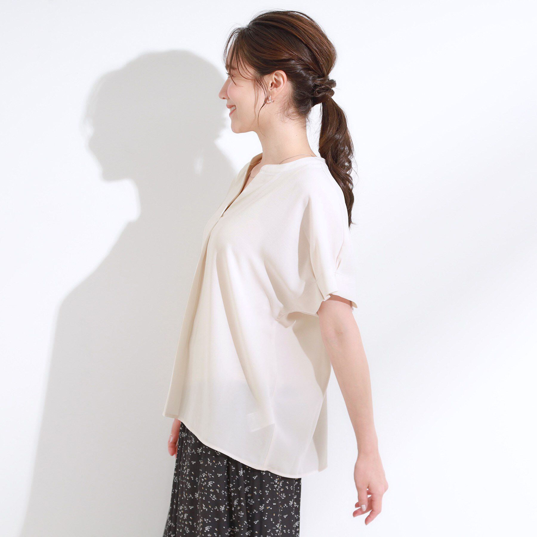 SHOO･LA･RUE「【S-LL/セットアップ可/ひんやり】きちんと見えで上品 お袖タック スキッパーブラウス」|シャツ・ブラウス|