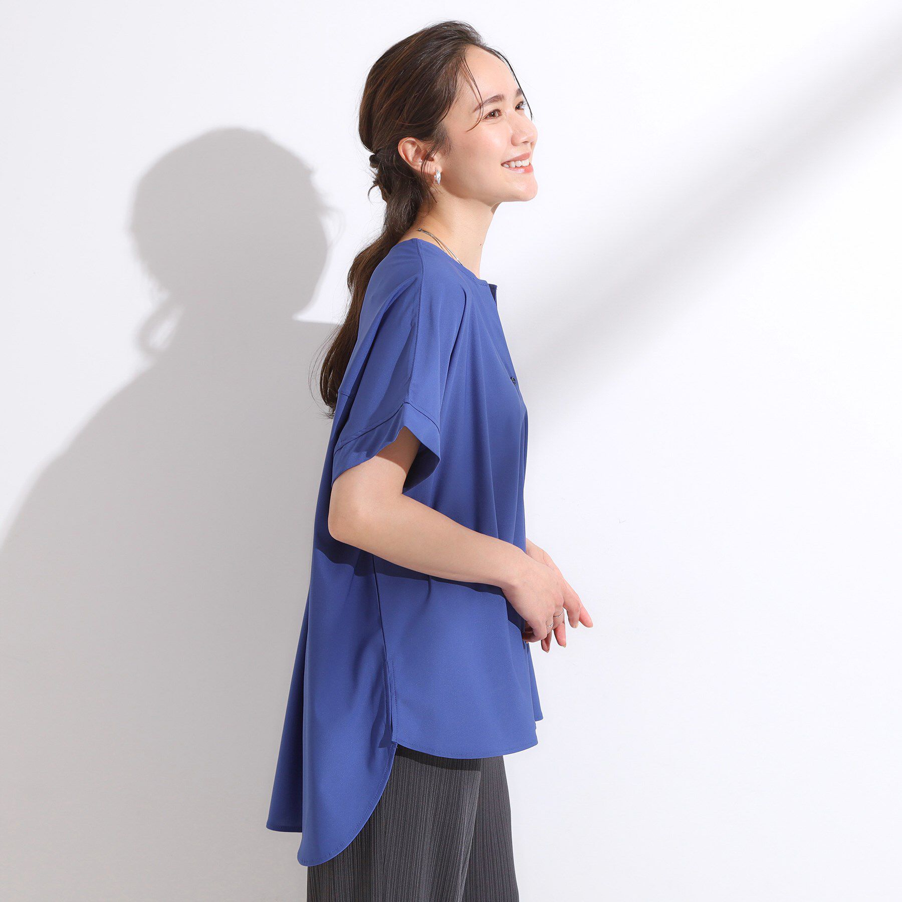 SHOO･LA･RUE「【S-LL】さらりとしたタッチが上品見え ワンボタンデザイン トップス」|Tシャツ・カットソー|
