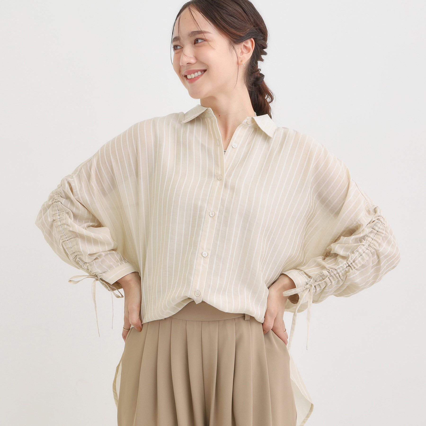 SHOO･LA･RUE「【S-LL】程よい透け感 ストライプ柄 お袖ギャザーデザインシャツ」|シャツ・ブラウス|ライトベージュ(35