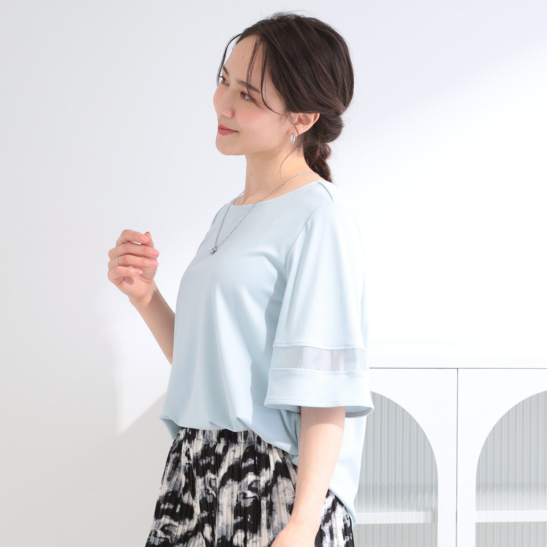 SHOO･LA･RUE「【洗濯機後しわになりにくい/S-LL】お袖のシアーで抜け感プラス 二の腕隠せるフレアスリーブトップス」|Tシャツ・カットソー|