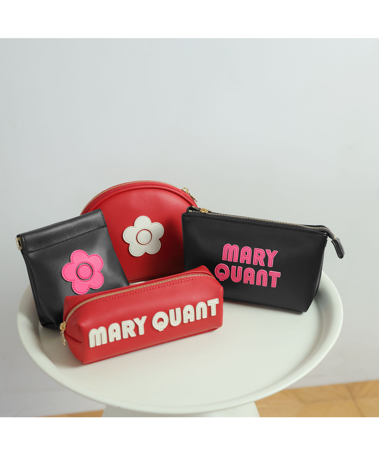 MARY QUANT「レトロロゴパッチ ラウンドポーチL」|ポーチ|