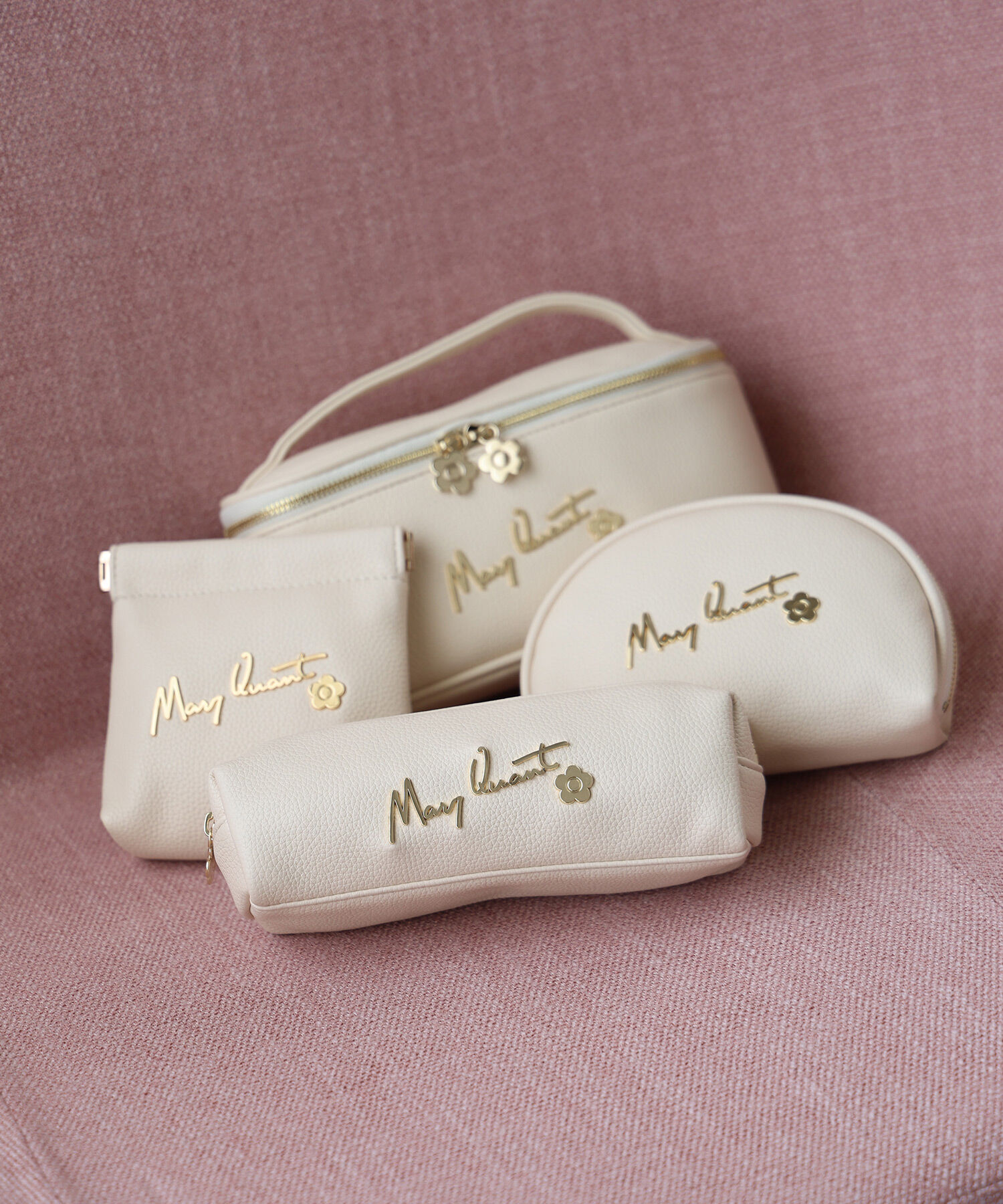 MARY QUANT「メタルサインロゴ スクエアペンケース」|ポーチ|