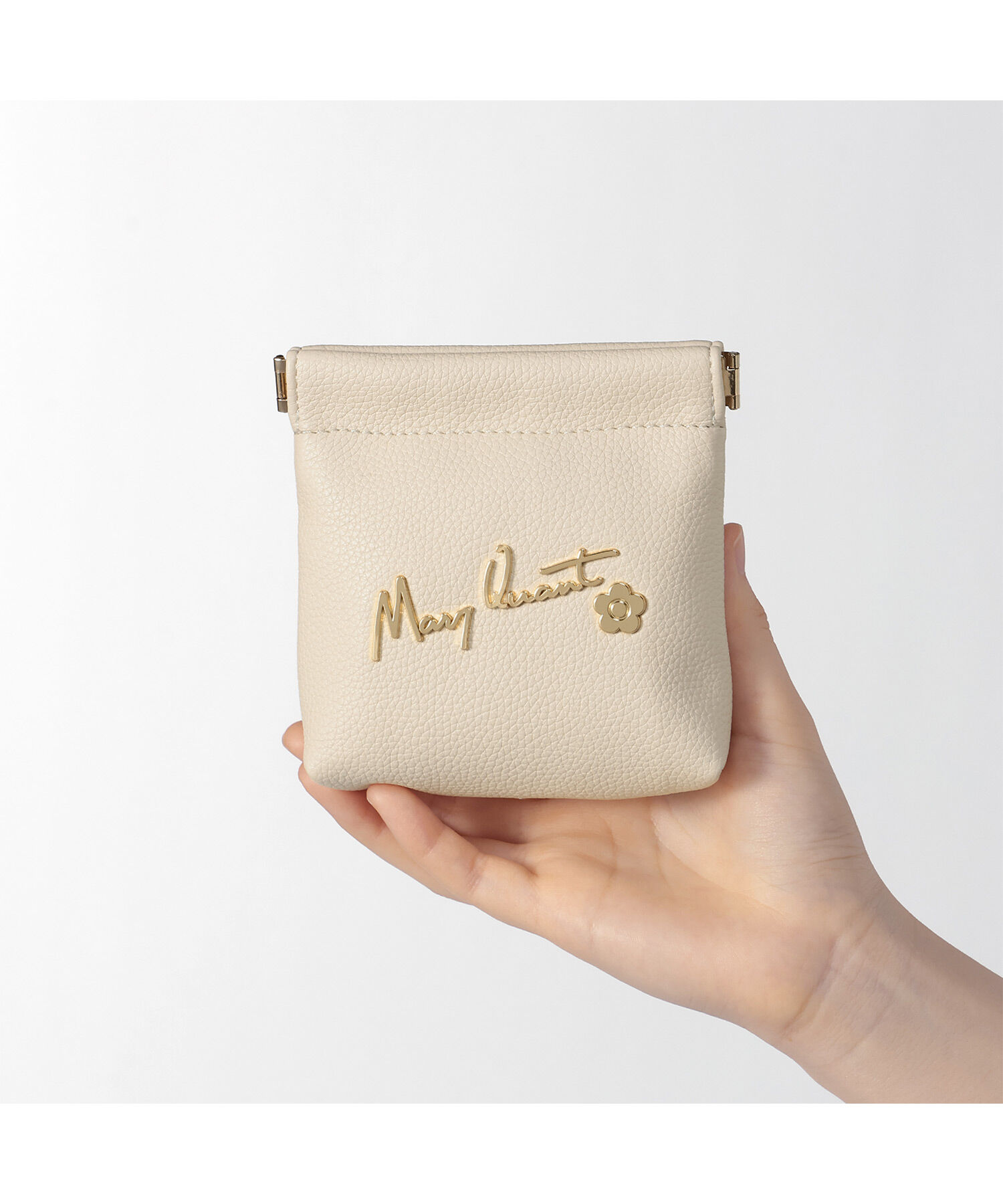 MARY QUANT「メタルサインロゴ バネクチポーチ」|ポーチ|アイボリー