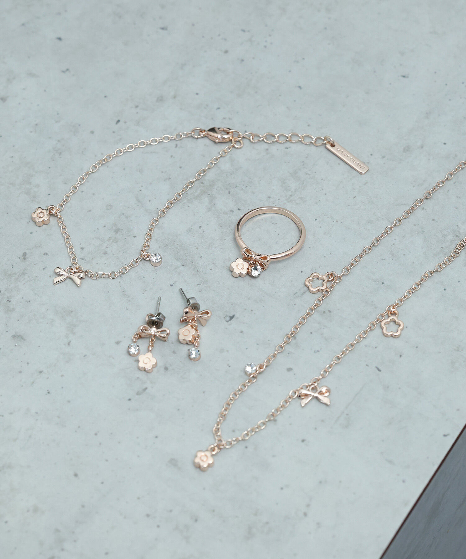 MARY QUANT「プチメタルリボン ピアス」|ピアス|