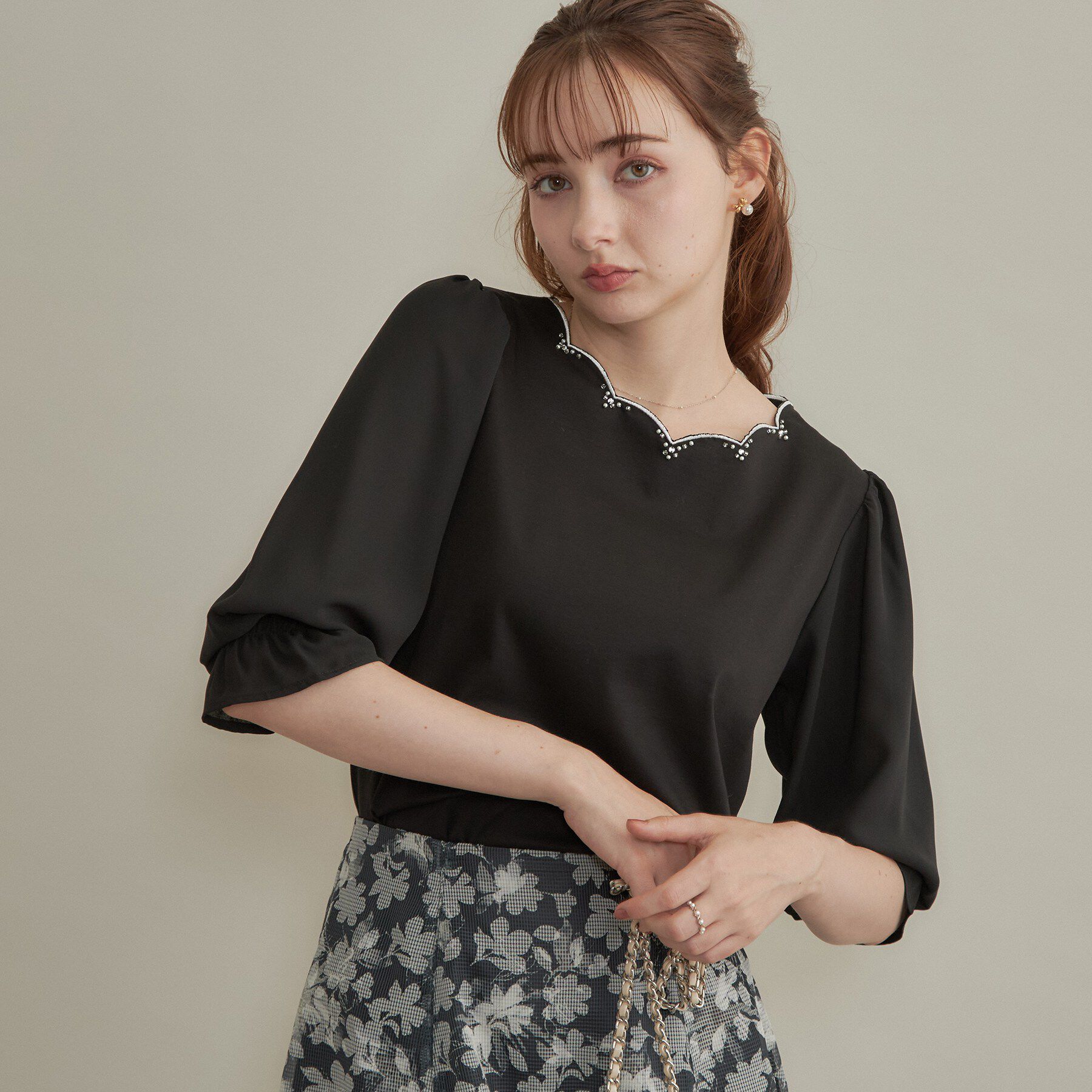 Couture broach「【顔まわり華やぐ・UVカット】スカラ刺繍トップス」|Tシャツ・カットソー|