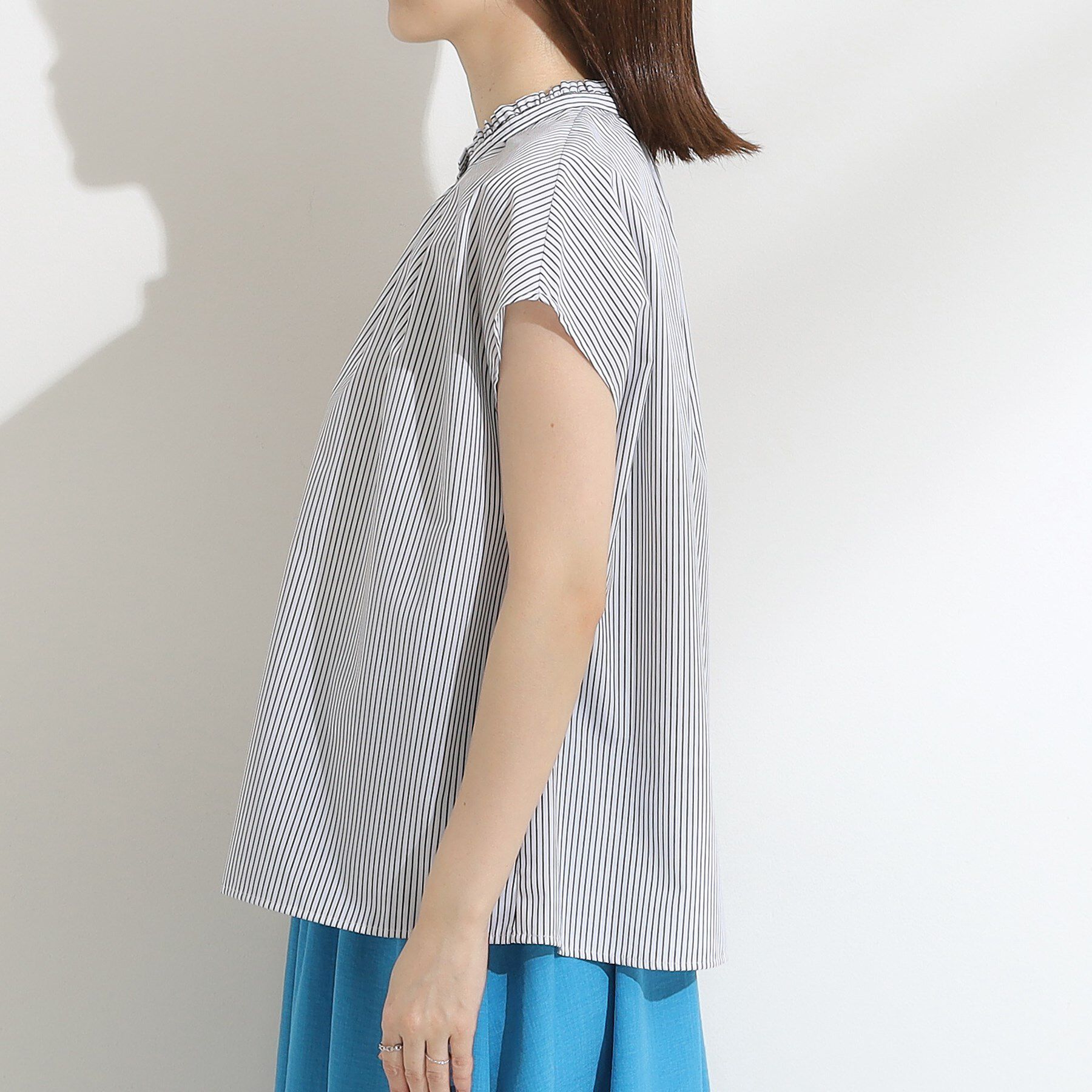 SHOO･LA･RUE「【洗える/S-LL】プチフリル襟が女性らしい フレンチスリーブシャツ」|シャツ・ブラウス|