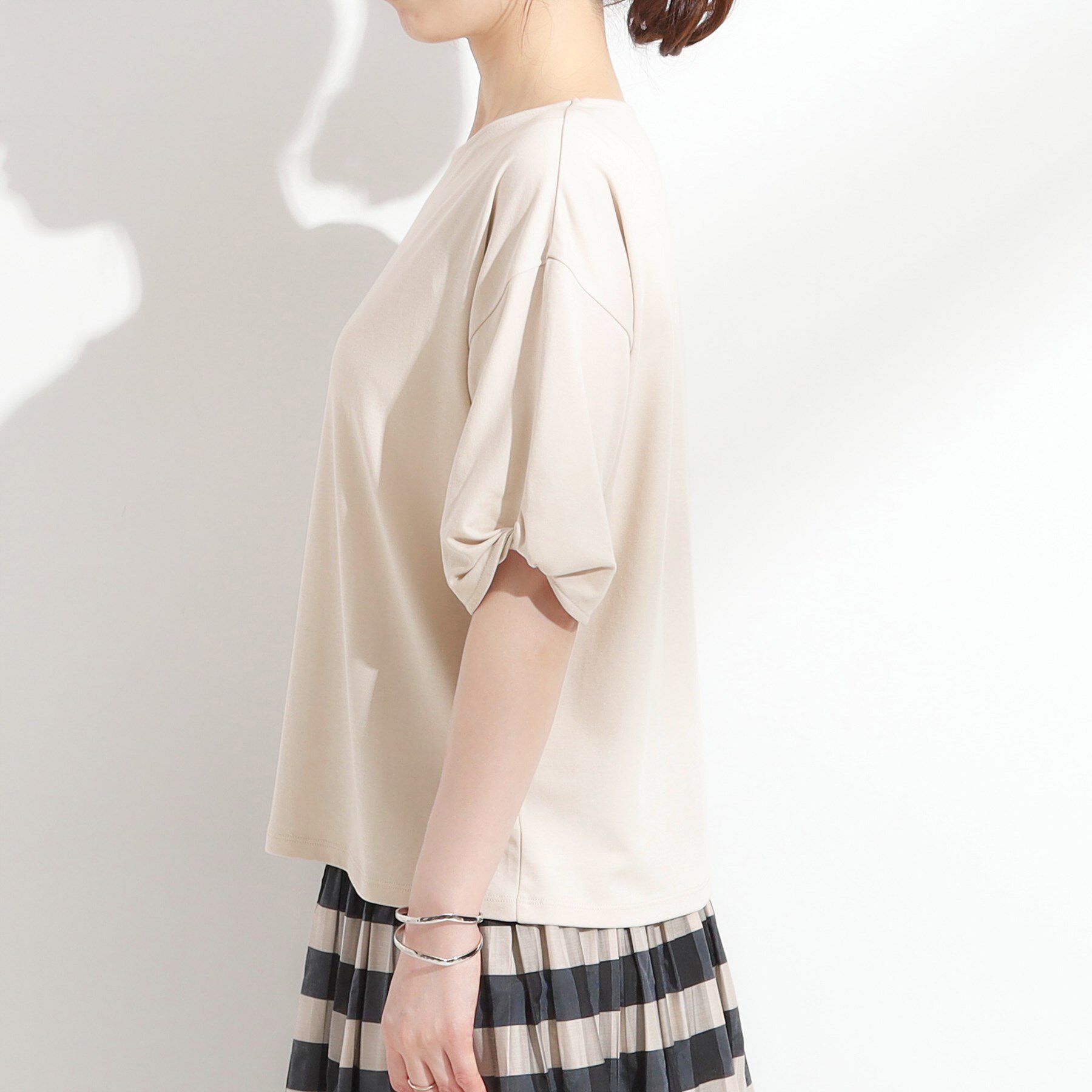 SHOO･LA･RUE「【ひんやり/洗える/S-LL】袖ねじりシルケットトップス」|Tシャツ・カットソー|