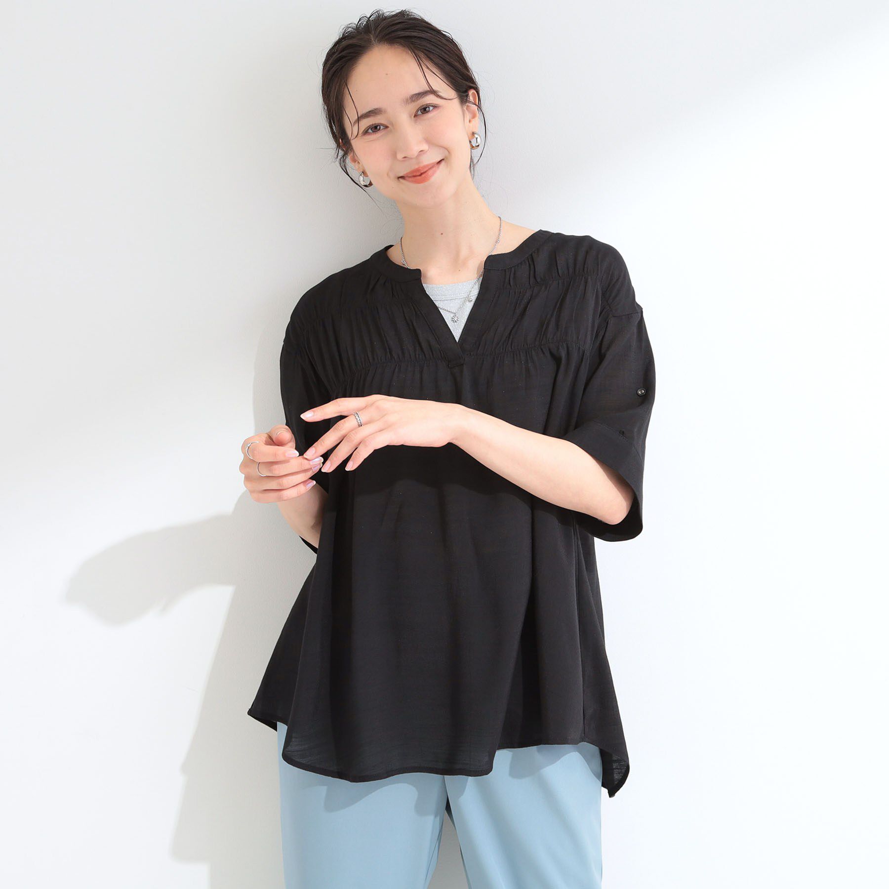 SHOO･LA･RUE「【UV/洗濯機可】お袖の長さが調整出来る シャーリングスキッパーブラウス」|シャツ・ブラウス|