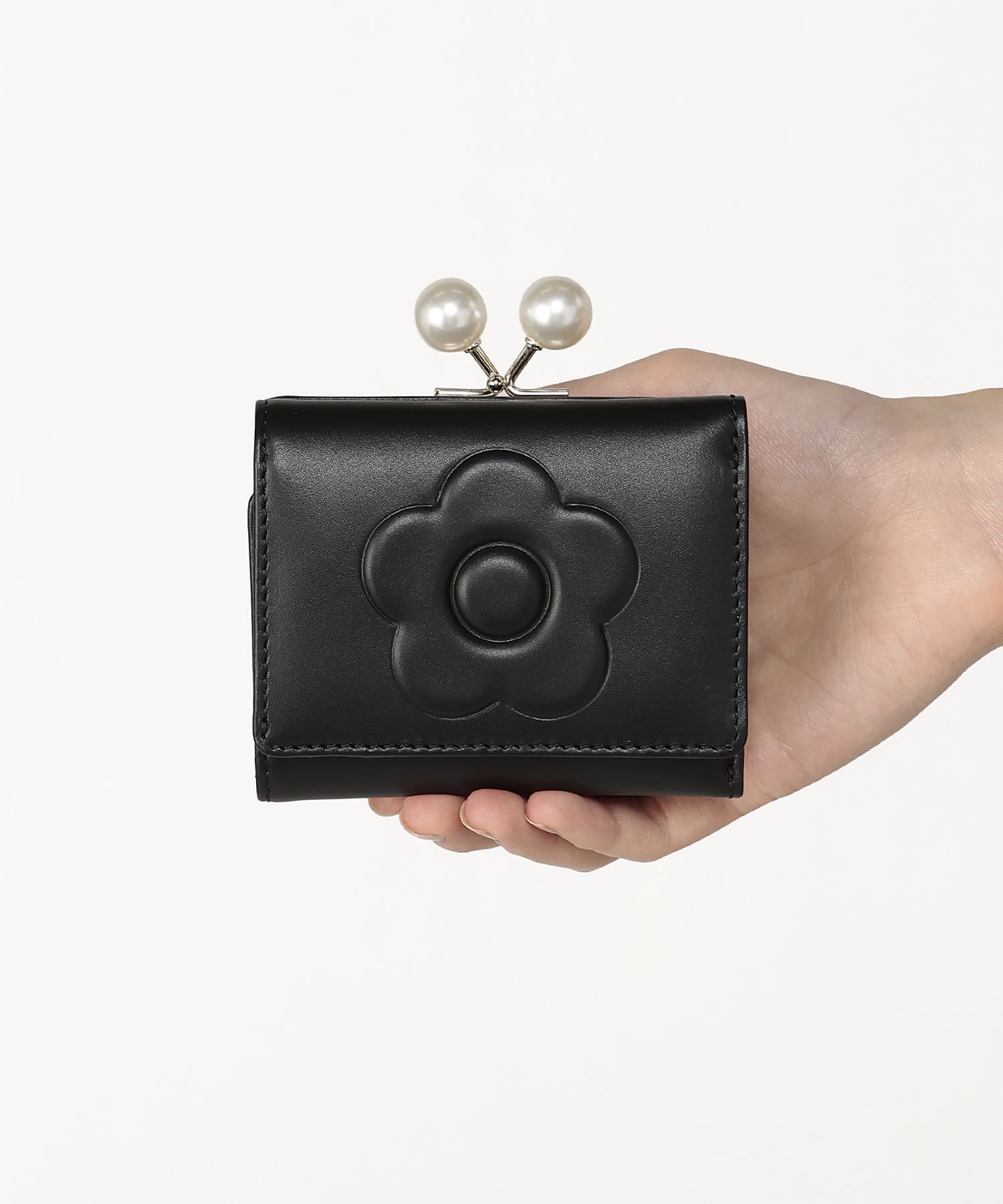 MARY QUANT「エンボスデイジーパール ガマ口ウォレット」|財布|ブラック