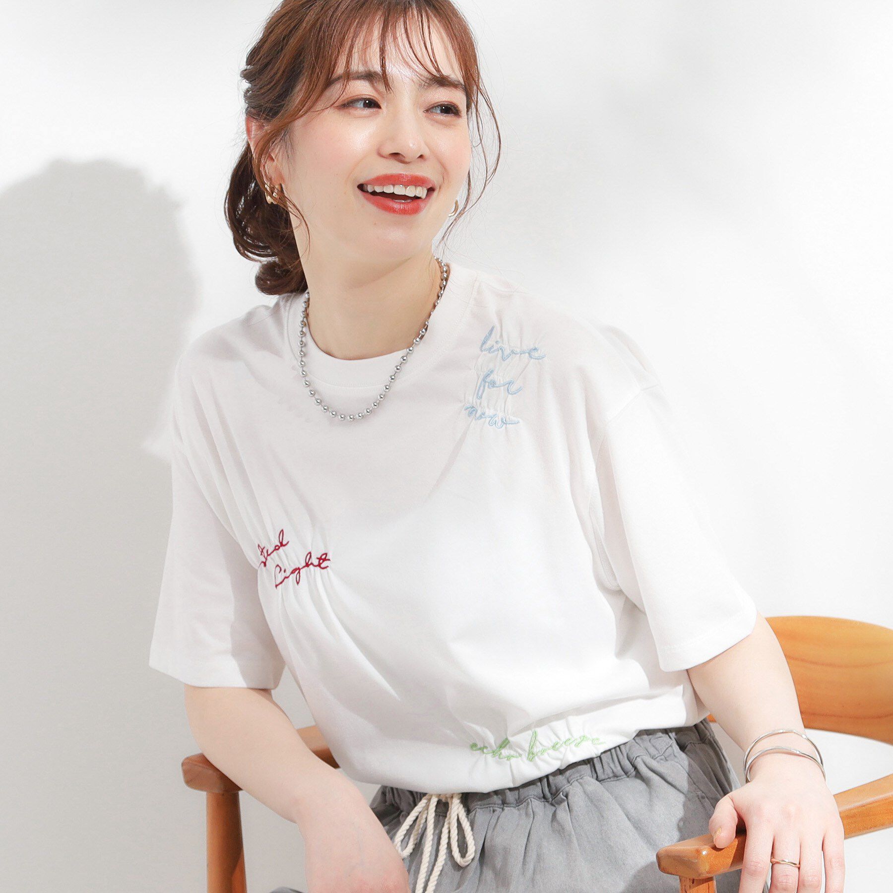 SHOO･LA･RUE「【ひんやり】大人のカジュアルスタイルに レタリング刺繍Tシャツ」|Tシャツ・カットソー|ホワイト(001)