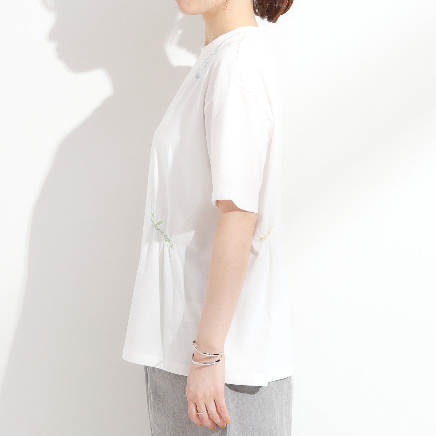SHOO･LA･RUE「【ひんやり】大人のカジュアルスタイルに レタリング刺繍Tシャツ」|Tシャツ・カットソー|
