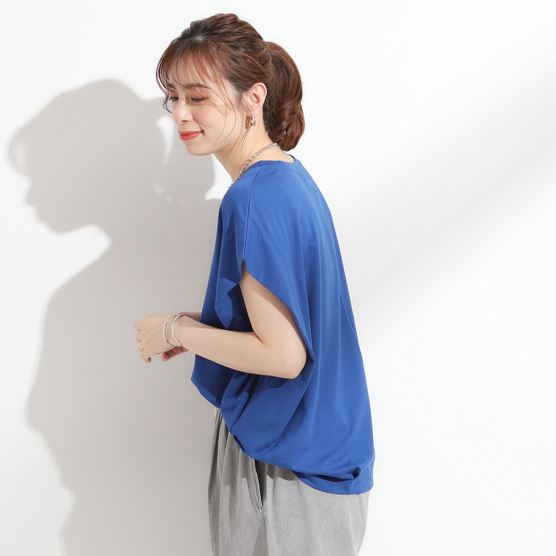 SHOO･LA･RUE「【S-LL/ひんやり/UV】二の腕をきれいにカバー ショルダータックトップス」|Tシャツ・カットソー|