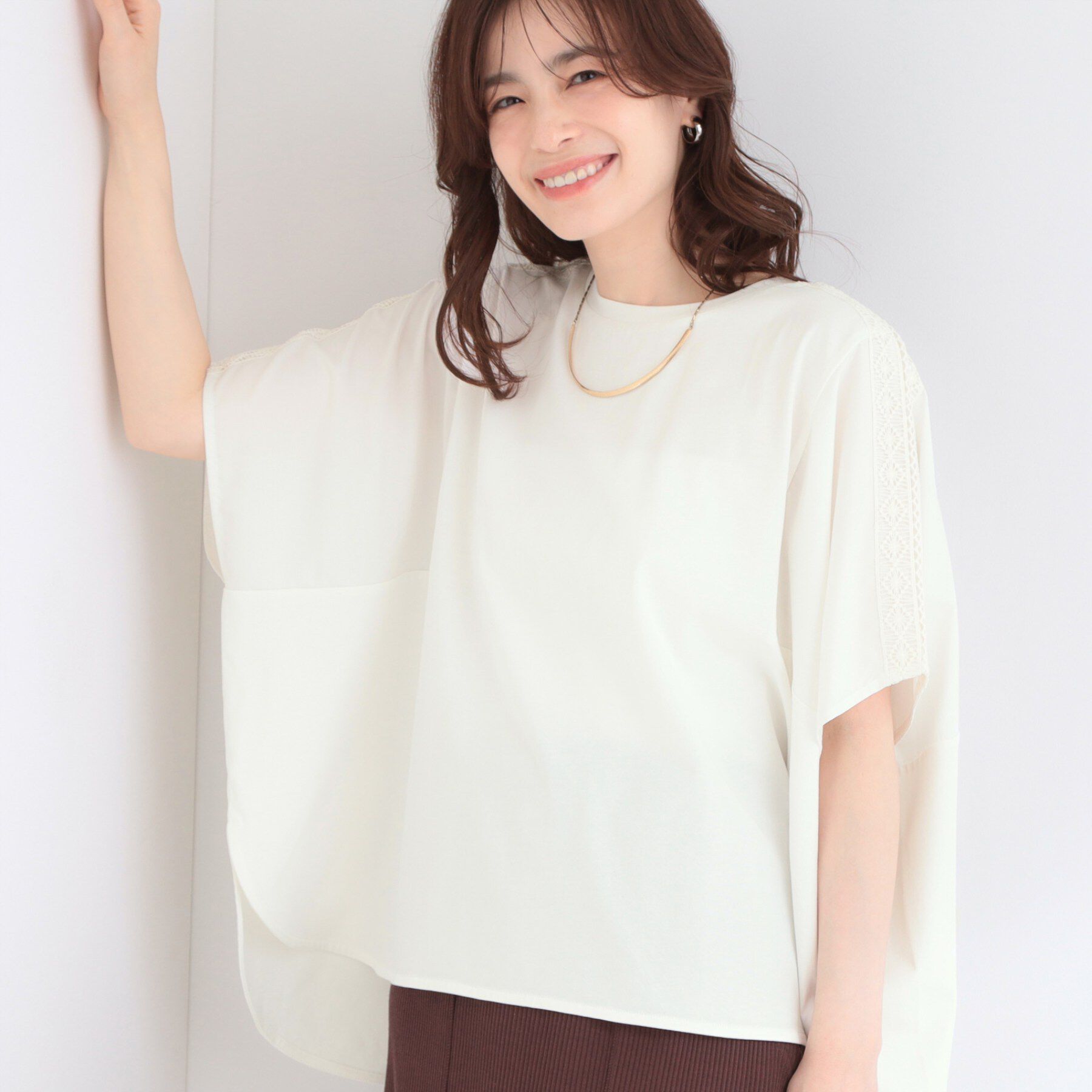 SHOO･LA･RUE「【洗濯機可/体型カバー】インせず着られる 肩レース切り替えポンチョ風トップス」|Tシャツ・カットソー|ホワイト(001)