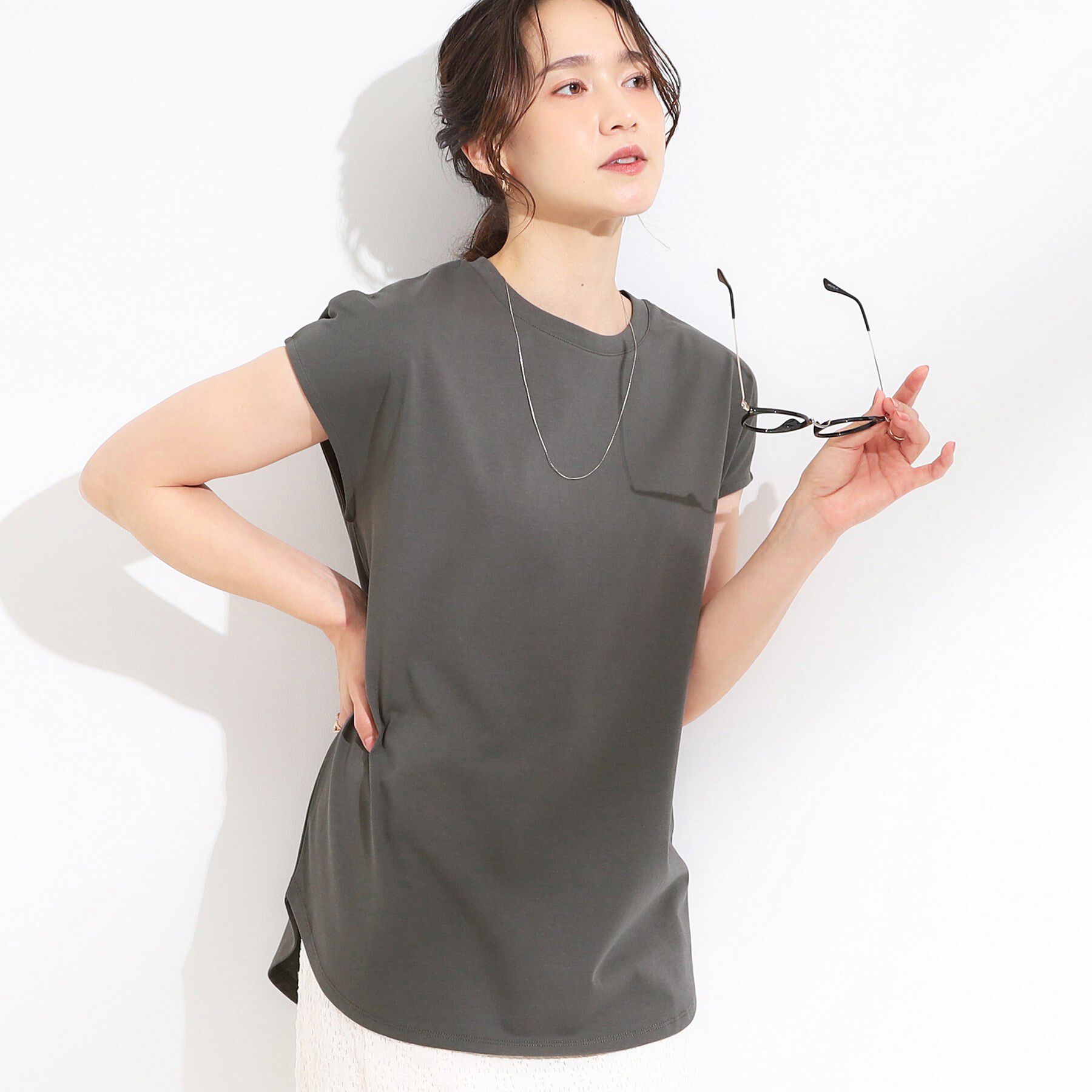 SHOO･LA･RUE「【S-LL/汗ジミ軽減/ひんやり/UV】インせず着られる フレンチスリーブTシャツ」|Tシャツ・カットソー|チャコールグレー(0