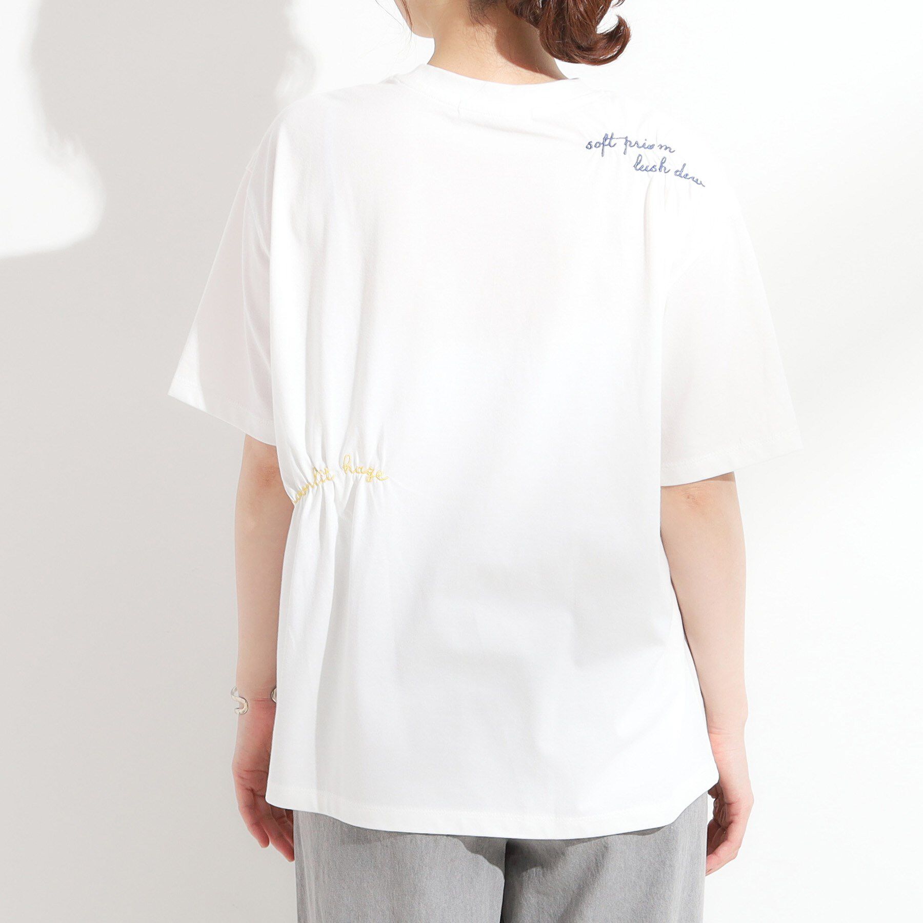 SHOO･LA･RUE「【ひんやり】大人のカジュアルスタイルに レタリング刺繍Tシャツ」|Tシャツ・カットソー|