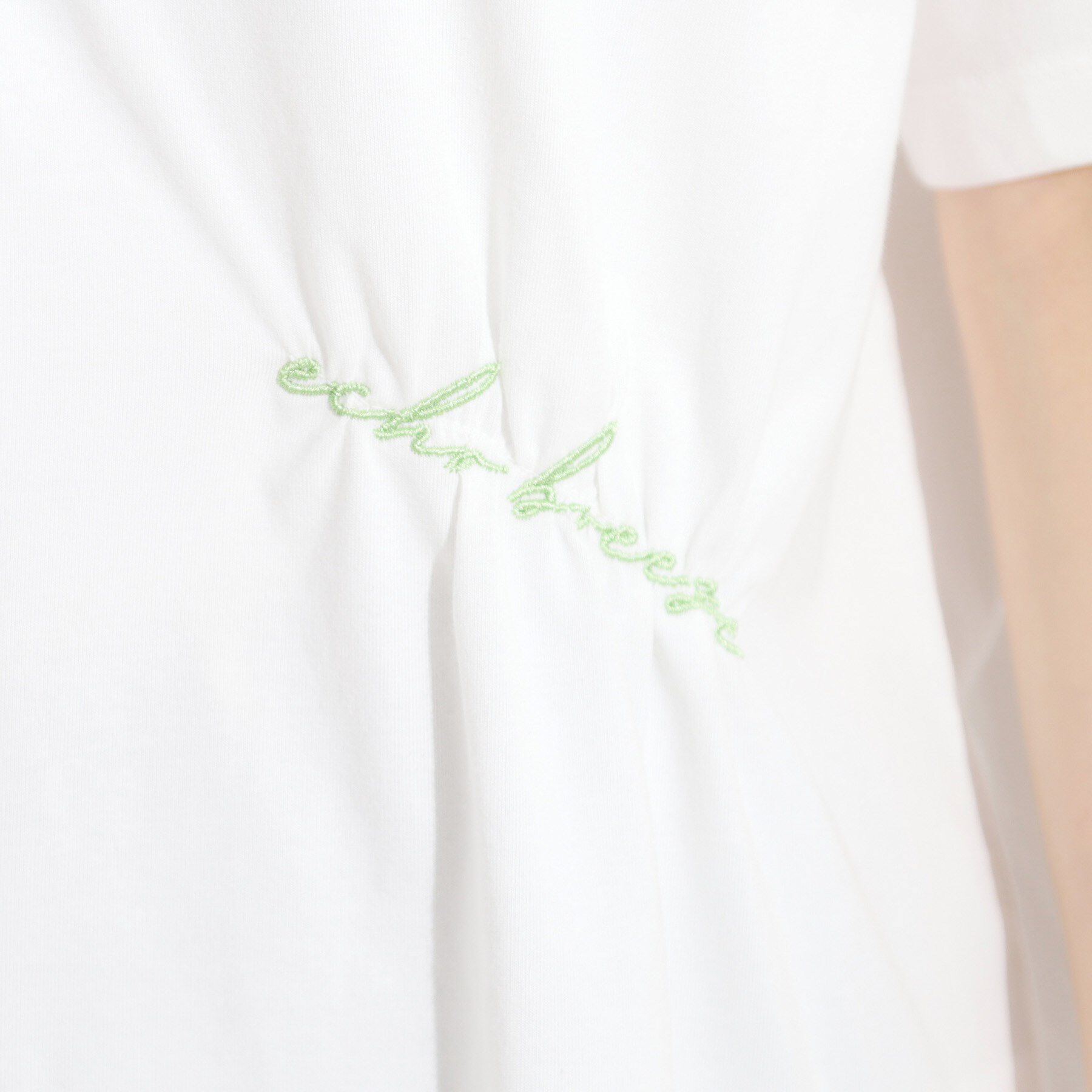 SHOO･LA･RUE「【ひんやり】大人のカジュアルスタイルに レタリング刺繍Tシャツ」|Tシャツ・カットソー|