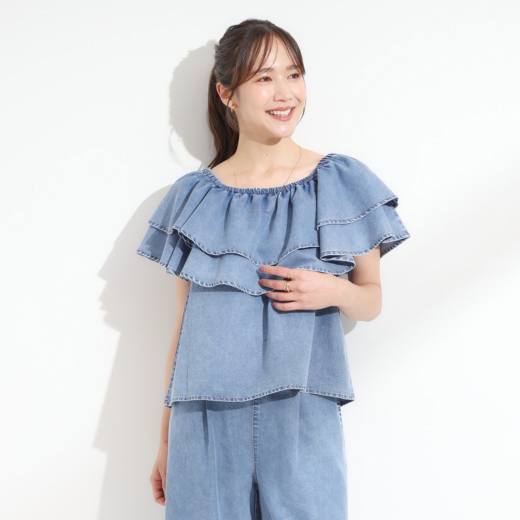 SHOO･LA･RUE「【セットアップ可/前後2WAY/オフショル2WAY】着こなしを楽しめる デニムフリルブラウス」|シャツ・ブラウス|
