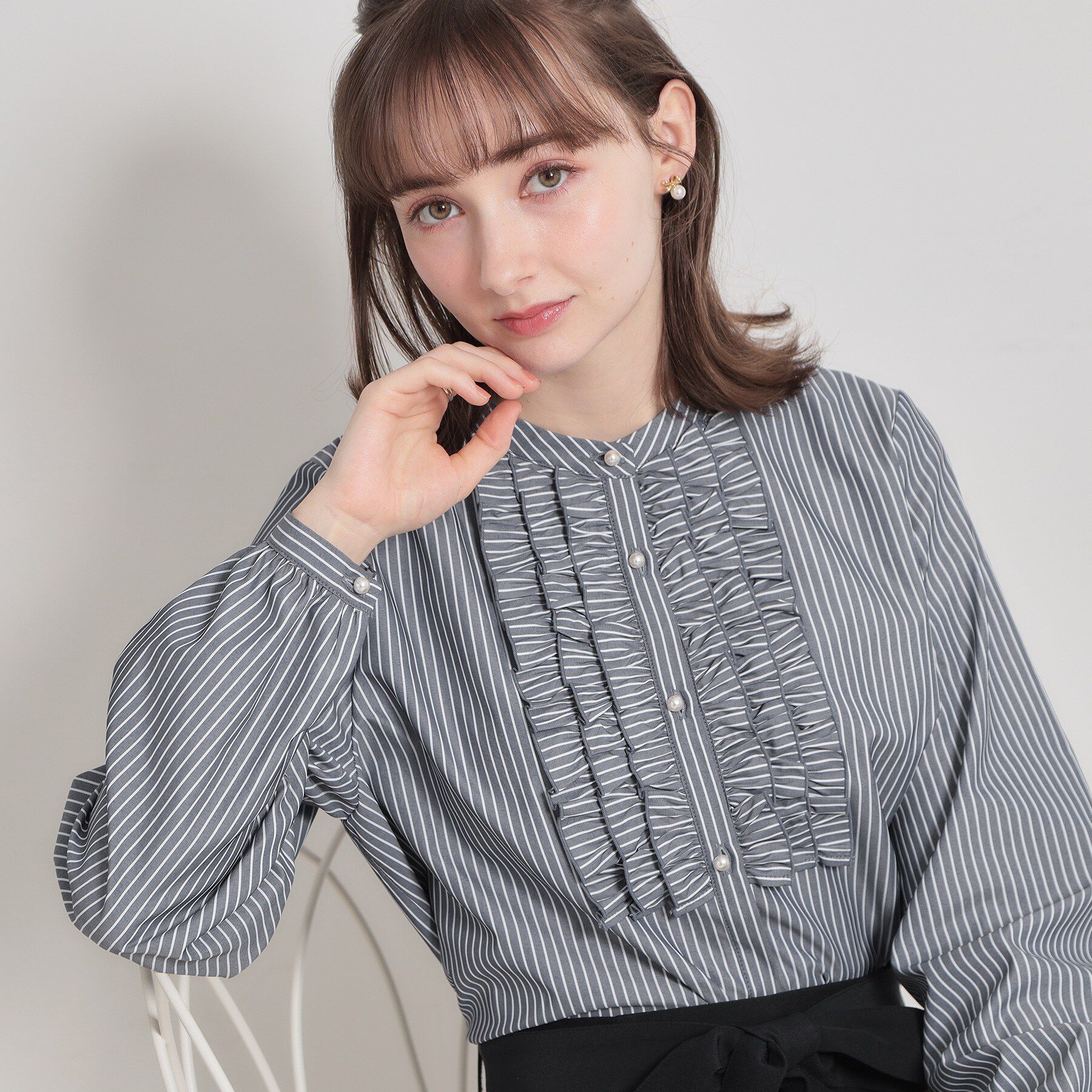 Couture broach「【通勤・着映え】ストライプ フリルブラウス」|シャツ・ブラウス|ネイビー(394)