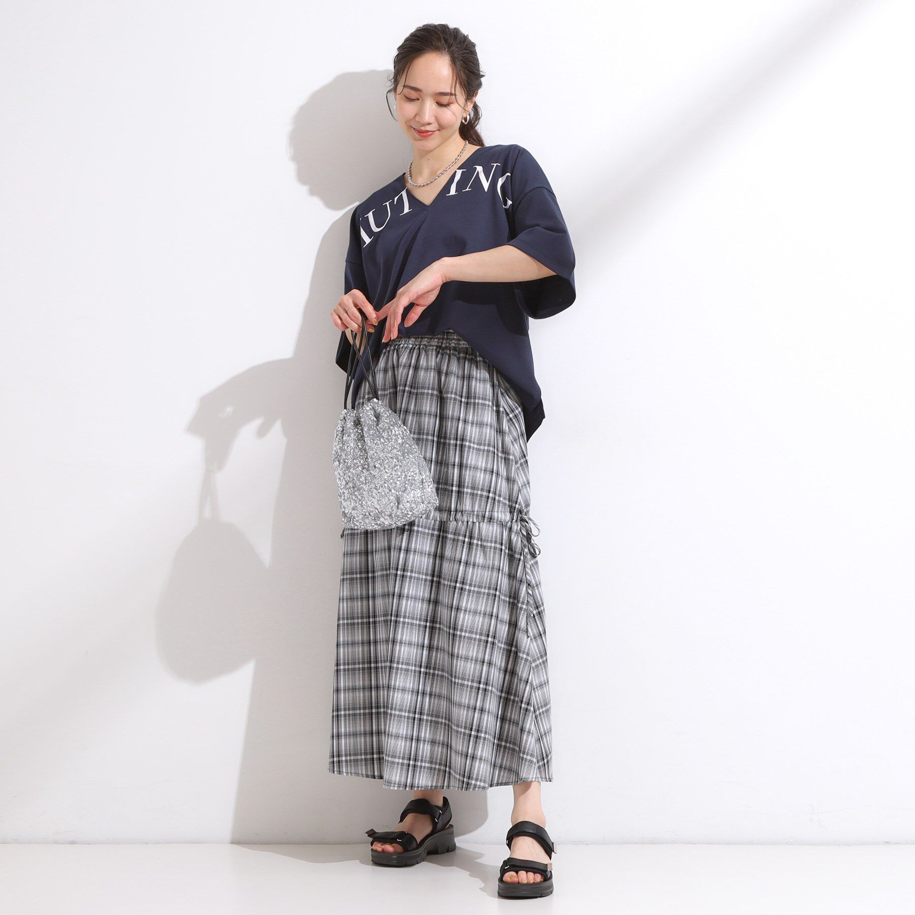 SHOO･LA･RUE「【洗える】Vネックですっきり見え ロゴトップス」|Tシャツ・カットソー|