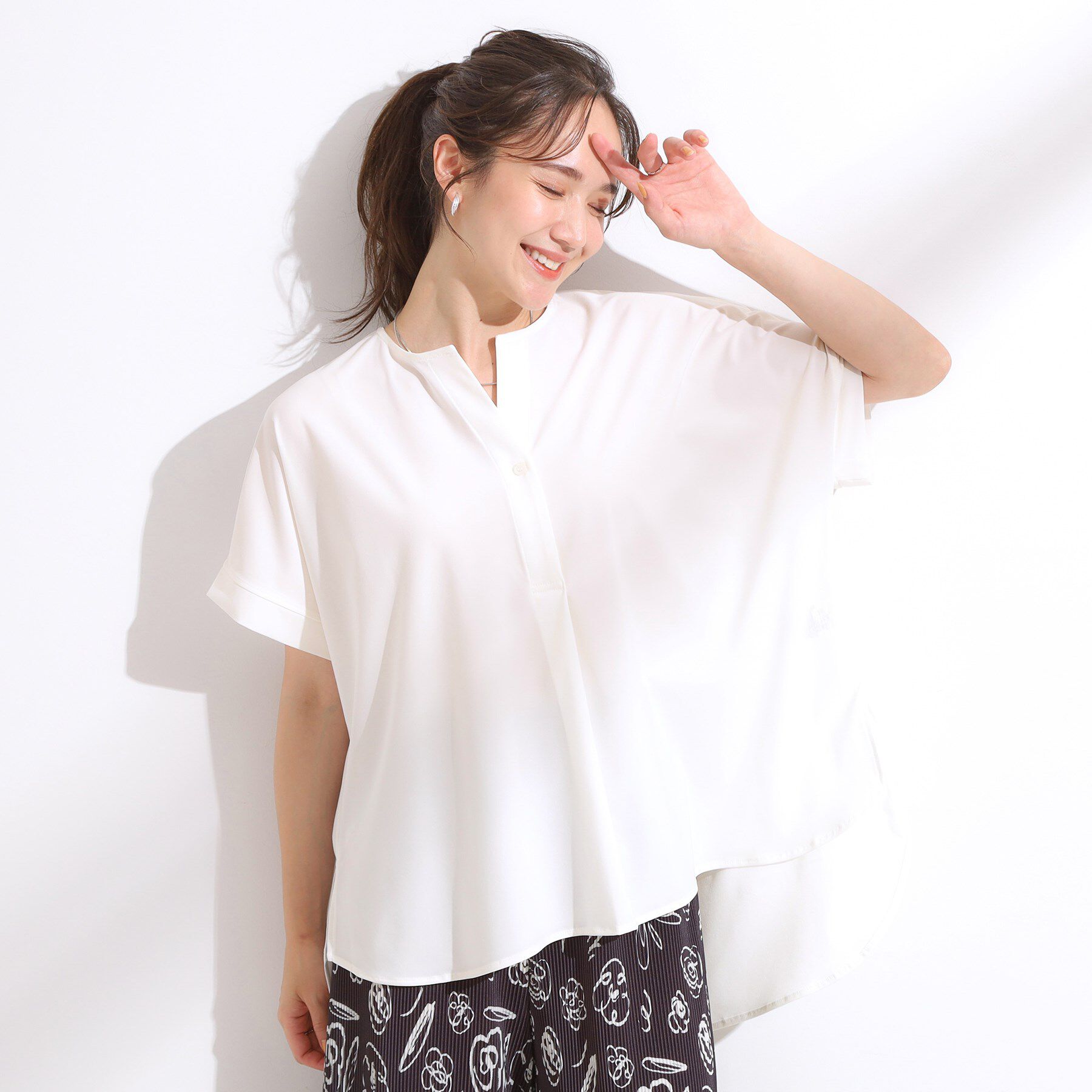 SHOO･LA･RUE「【S-LL】さらりとしたタッチが上品見え ワンボタンデザイン トップス」|Tシャツ・カットソー|